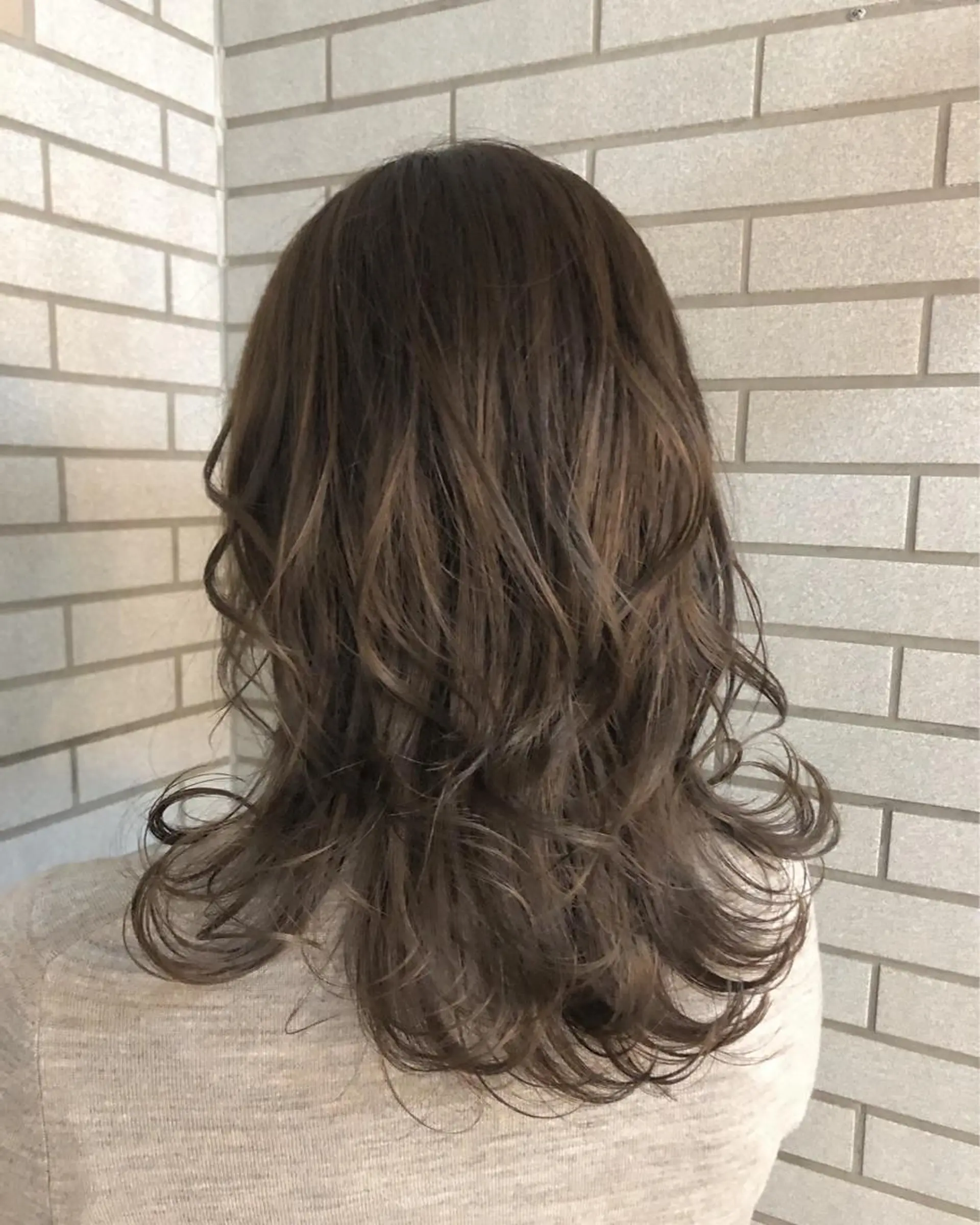 セミロング カラー アディクシーカラー アッシュ ベージュカラー ブラウンカラー レイヤーカット カット ヘアカラー トリートメント XES-TA所属・中村 よしひでのヘアスタイル
