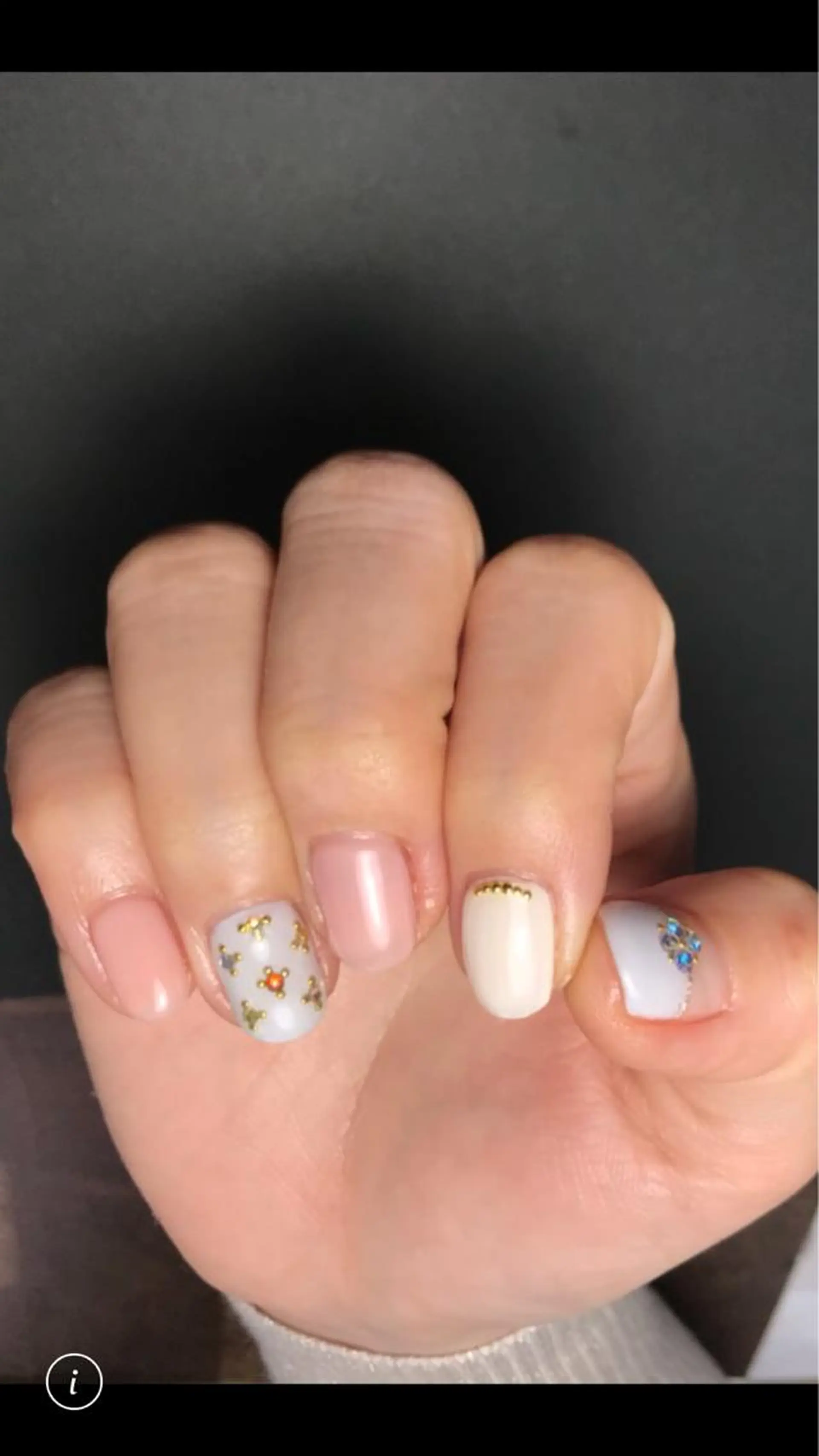 ネイル アートネイル ストーンネイル mellow mのネイルデザイン