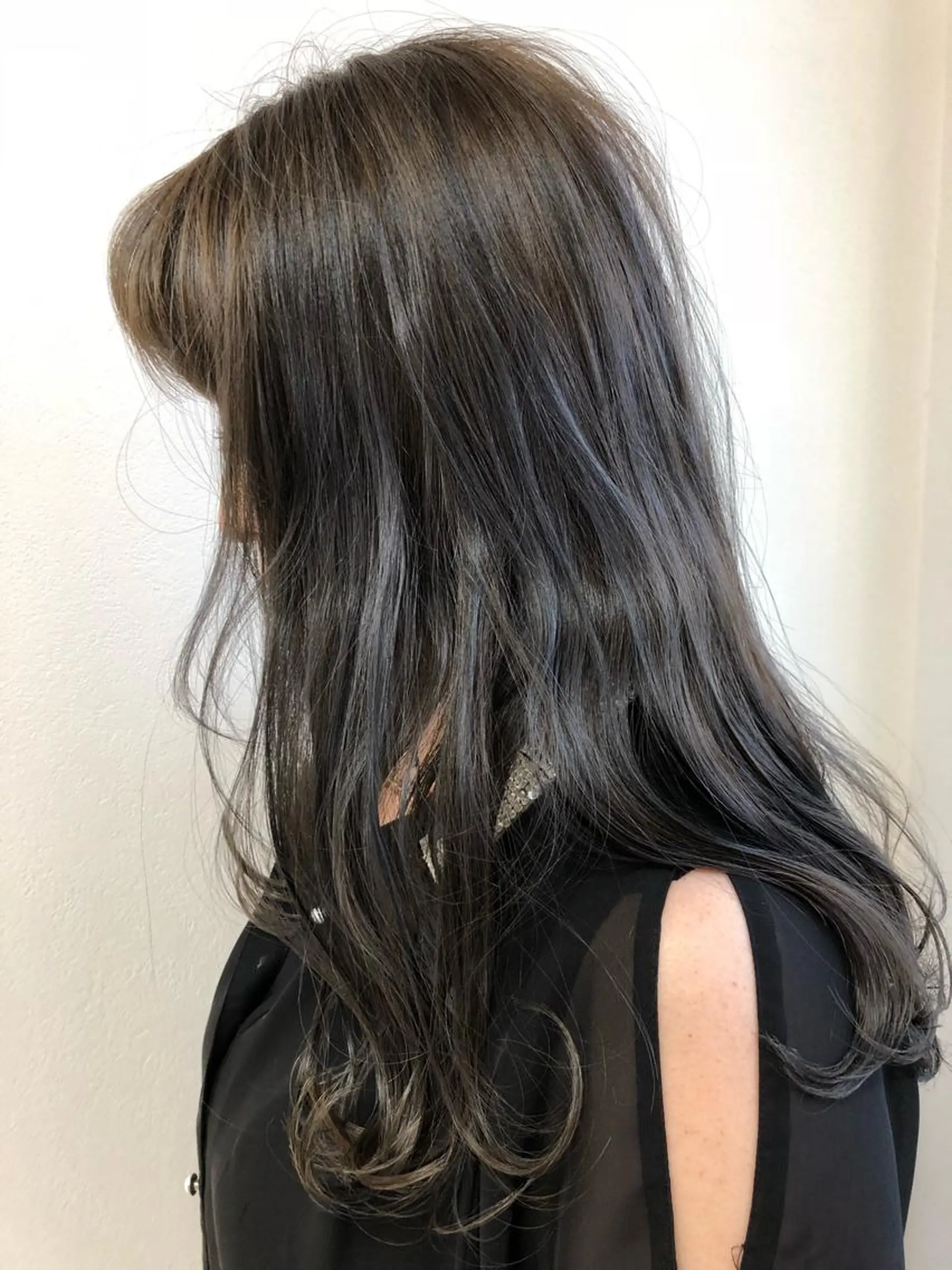 セミロング カラー シルバー 似合わせ レイヤー須川のヘアスタイル