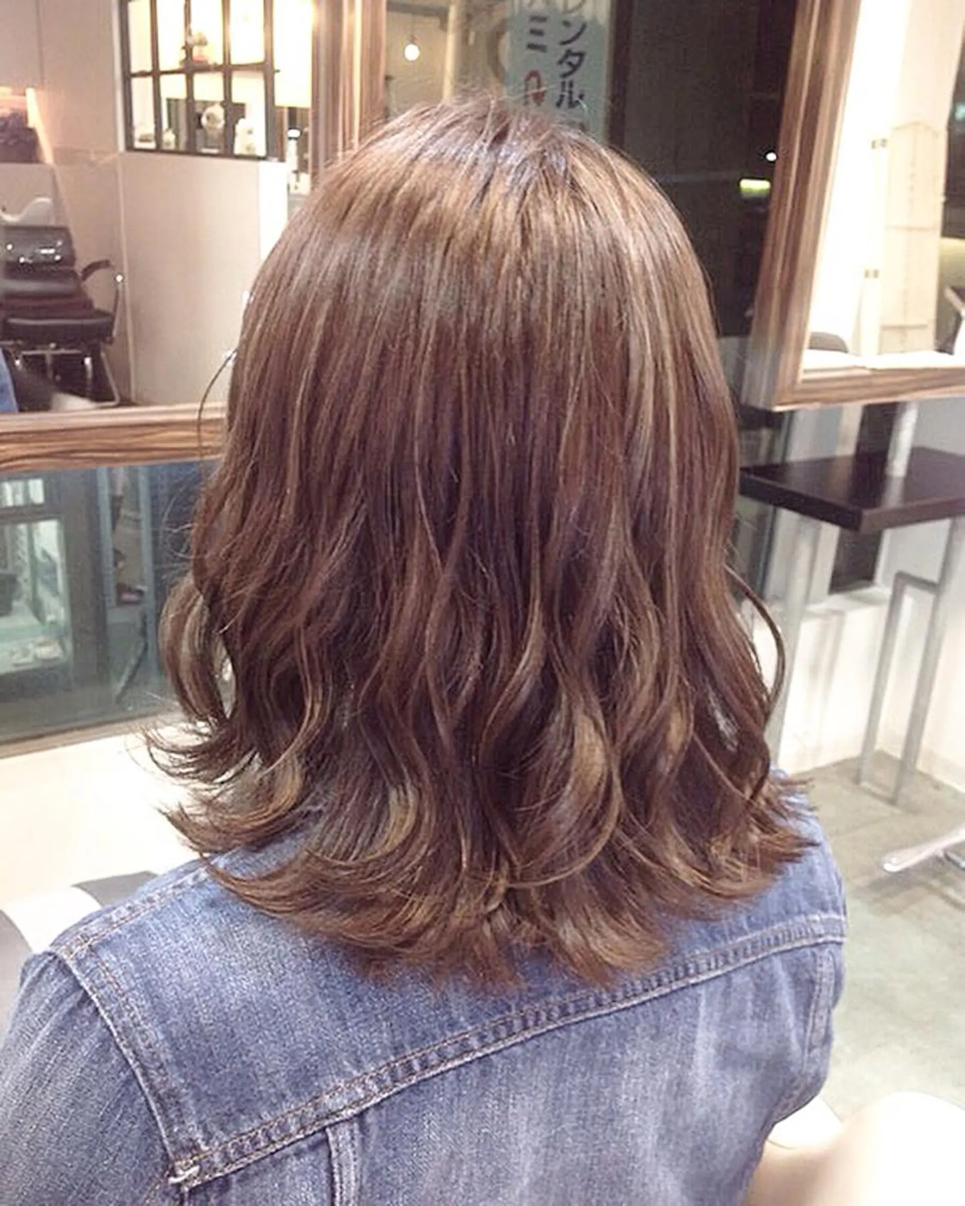 ミディアム カラー ヘアアレンジ グレージュ ハイライトカラー ハイライト 榎園 由美のヘアスタイル