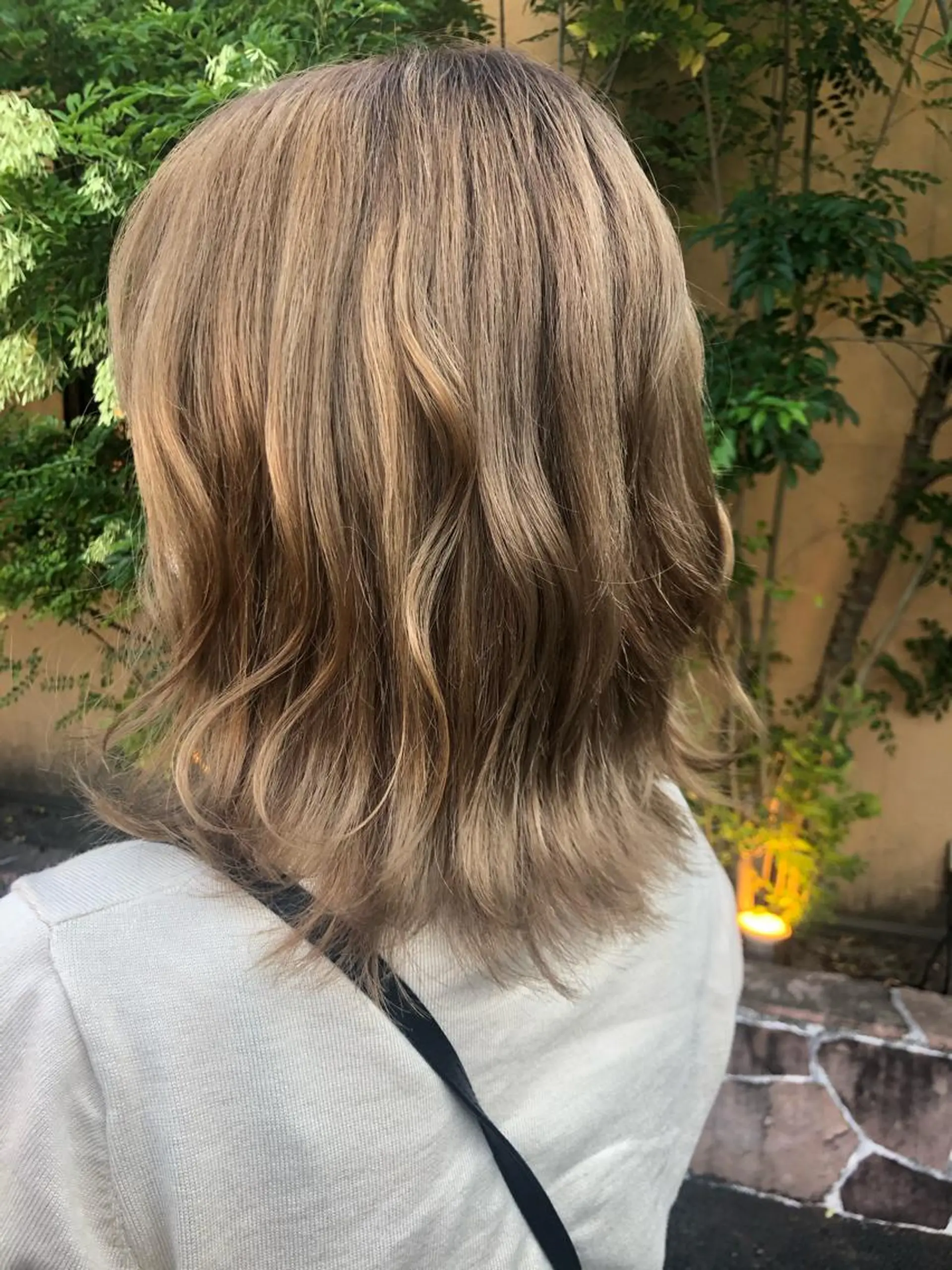 セミロング カラー ブリーチ 川元 汐音のヘアスタイル