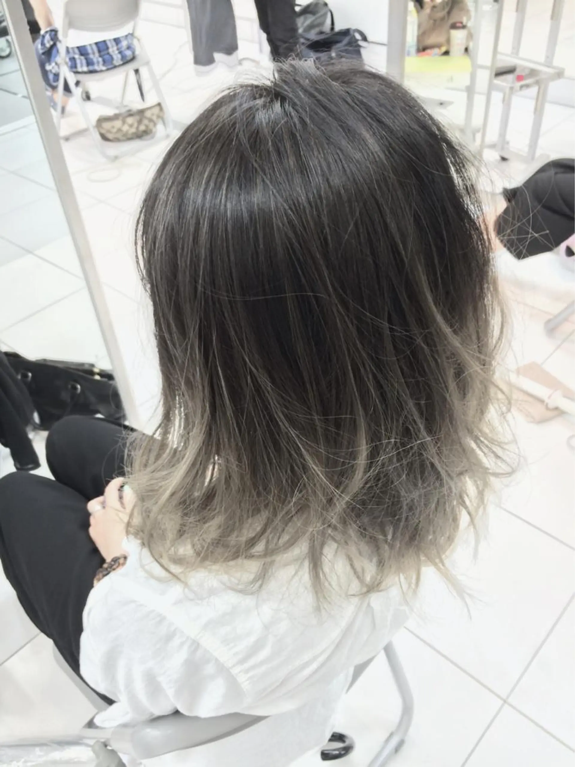 ショート ミディアム セミロング ロング カラー パーマ アッシュ ダークアッシュ グラデーションカラー ハイライトカラー シルバー Eliss 堀江のヘアスタイル