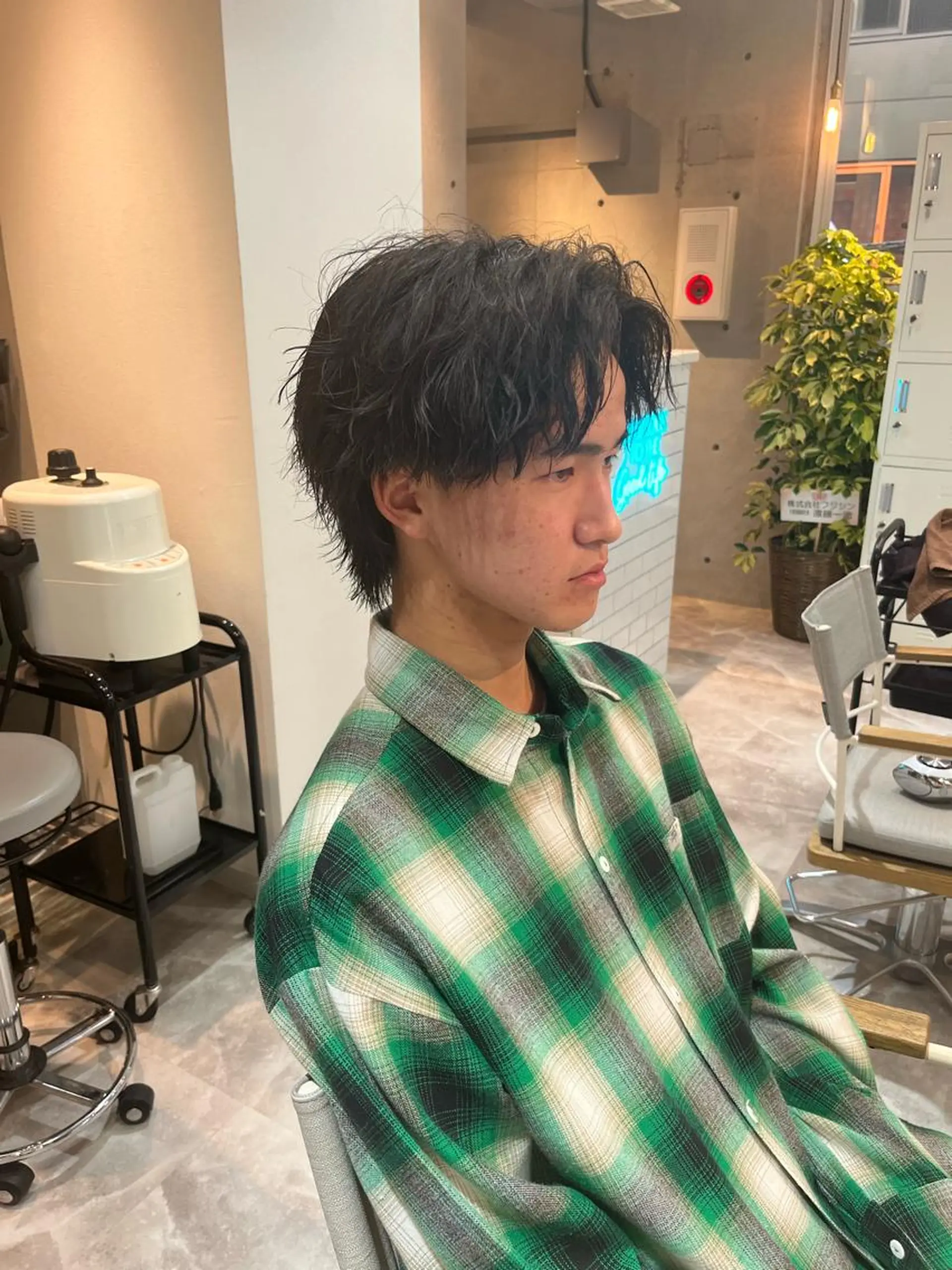 パーマ メンズ センターパート メンズパーマ ツイストスパイラルパーマ スパイラルパーマ カット パーマ 【店長】メンズ職人 短髪　ハイトーン🔥のヘアスタイル