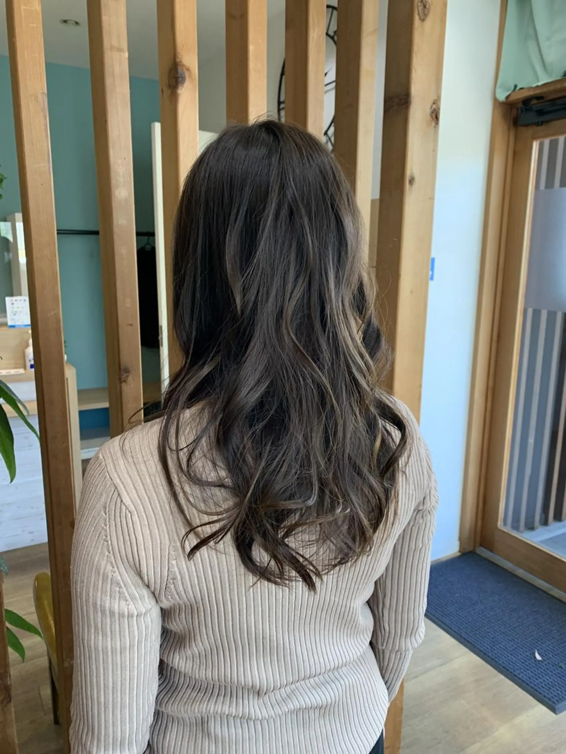 カラー ロング ブルーカラー イルミナカラー トリートメント 髪質改善カラーズ カフェプラスのヘアスタイル