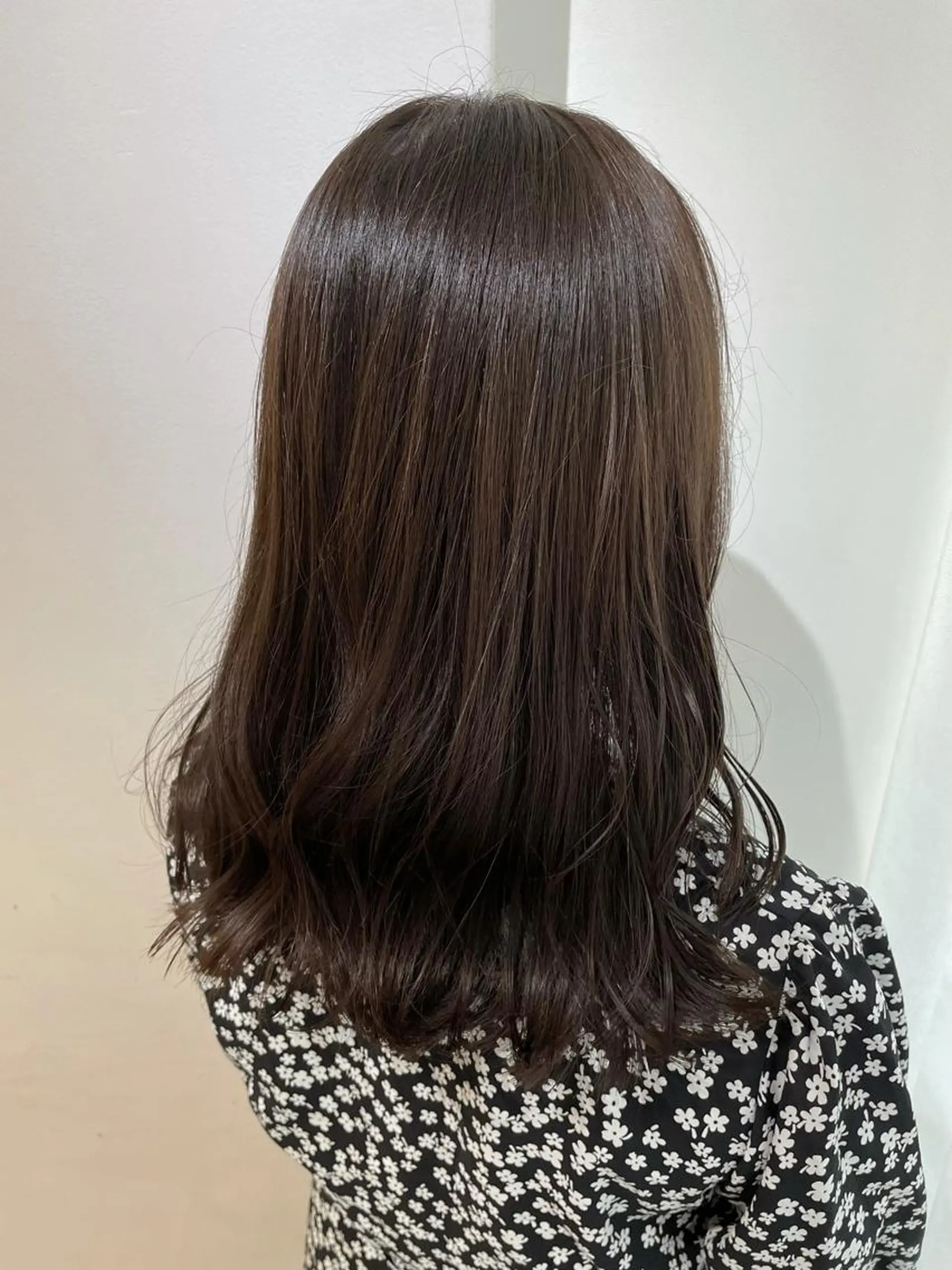 ミディアム カラー グレージュ カット トリートメント eins.hair所属・過去一の柔髪ヘア 🌿einshairのヘアスタイル