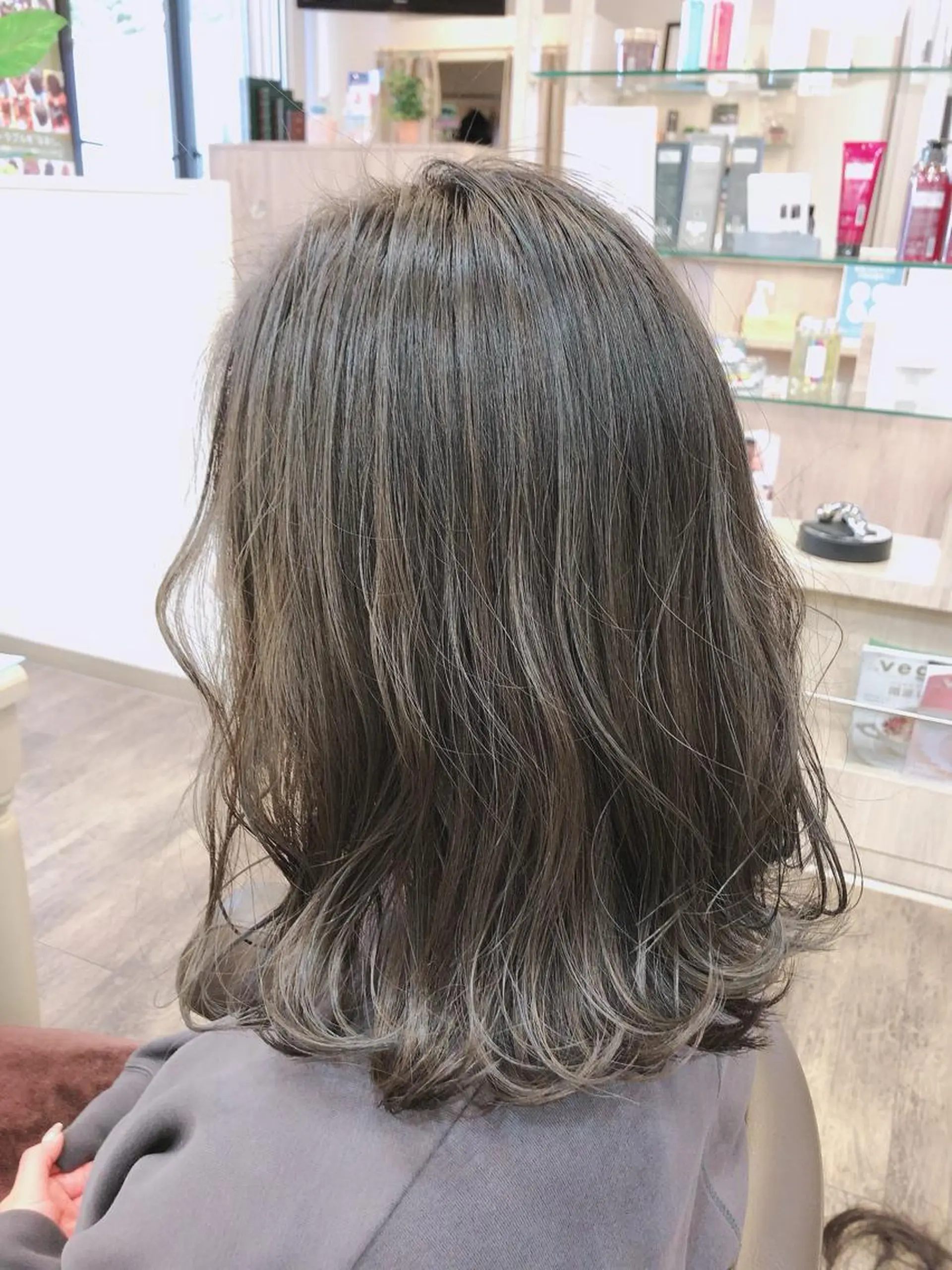 ミディアム カラー アッシュ アッシュグレー ハイライトカラー ハイライト カット ヘアカラー 尚平 40代からの 髪質改善専門のその他イメージ