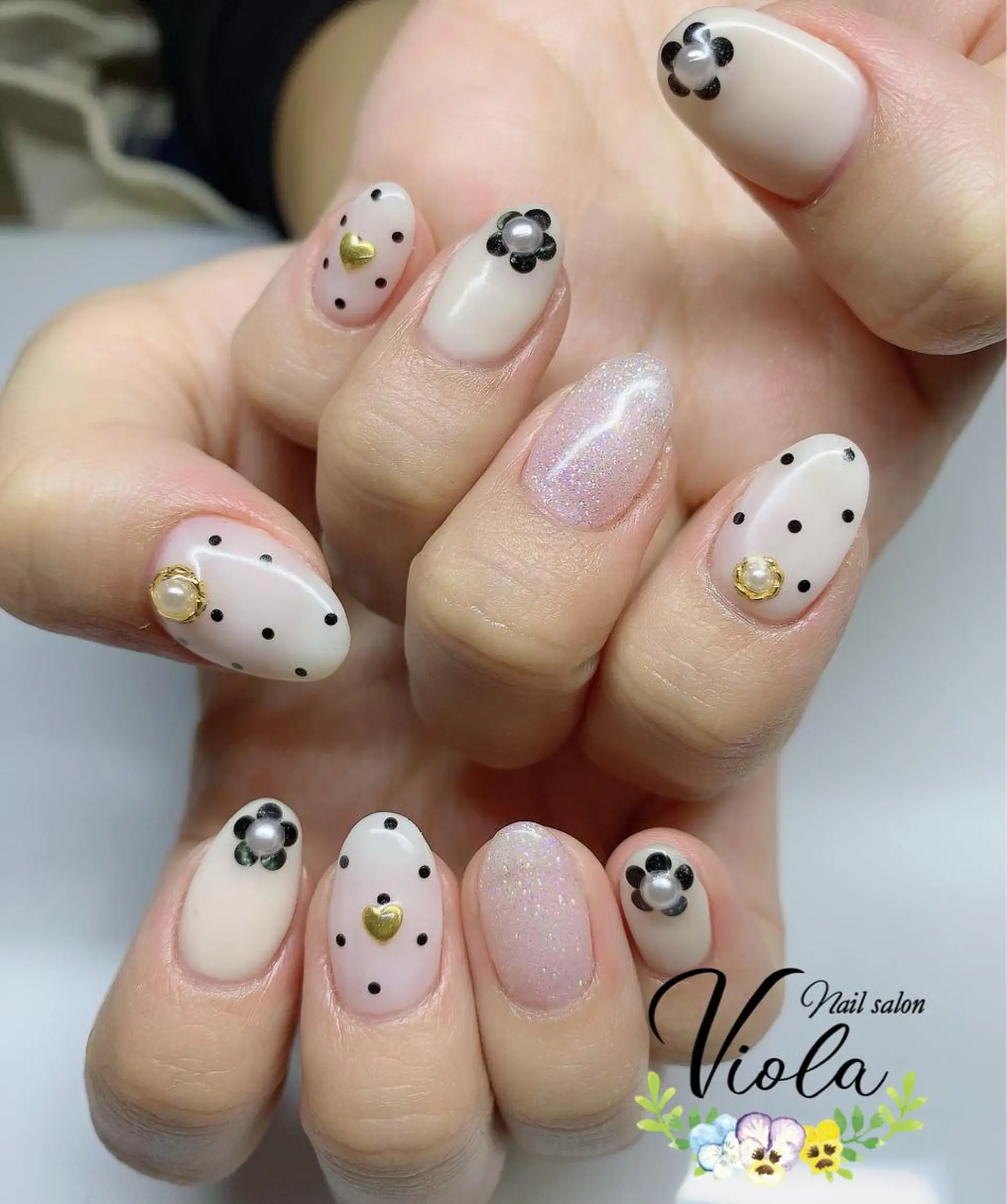 ネイル ドット フラワーネイル ハート ホワイト ハンドネイル Nailsalon Viola所属・ネイルサロン Violaのネイルデザイン