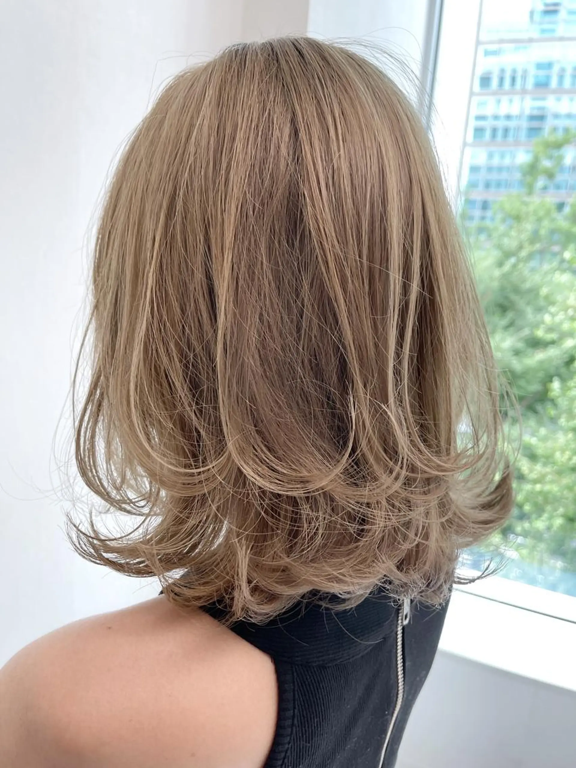 ミディアム カラー ベージュカラー ミルクティーベージュ くびれヘア レイヤーカット biscohair 髪にドラマを。のヘアスタイル