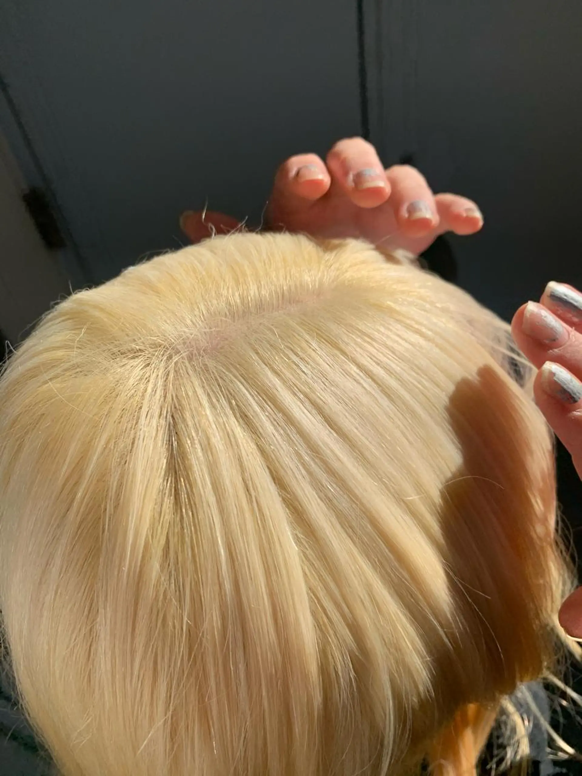 ロング カラー 抜きっぱなしブロンド hair salon dot.tokyo color所属・MANAMI 🥀ウルフカットのヘアスタイル