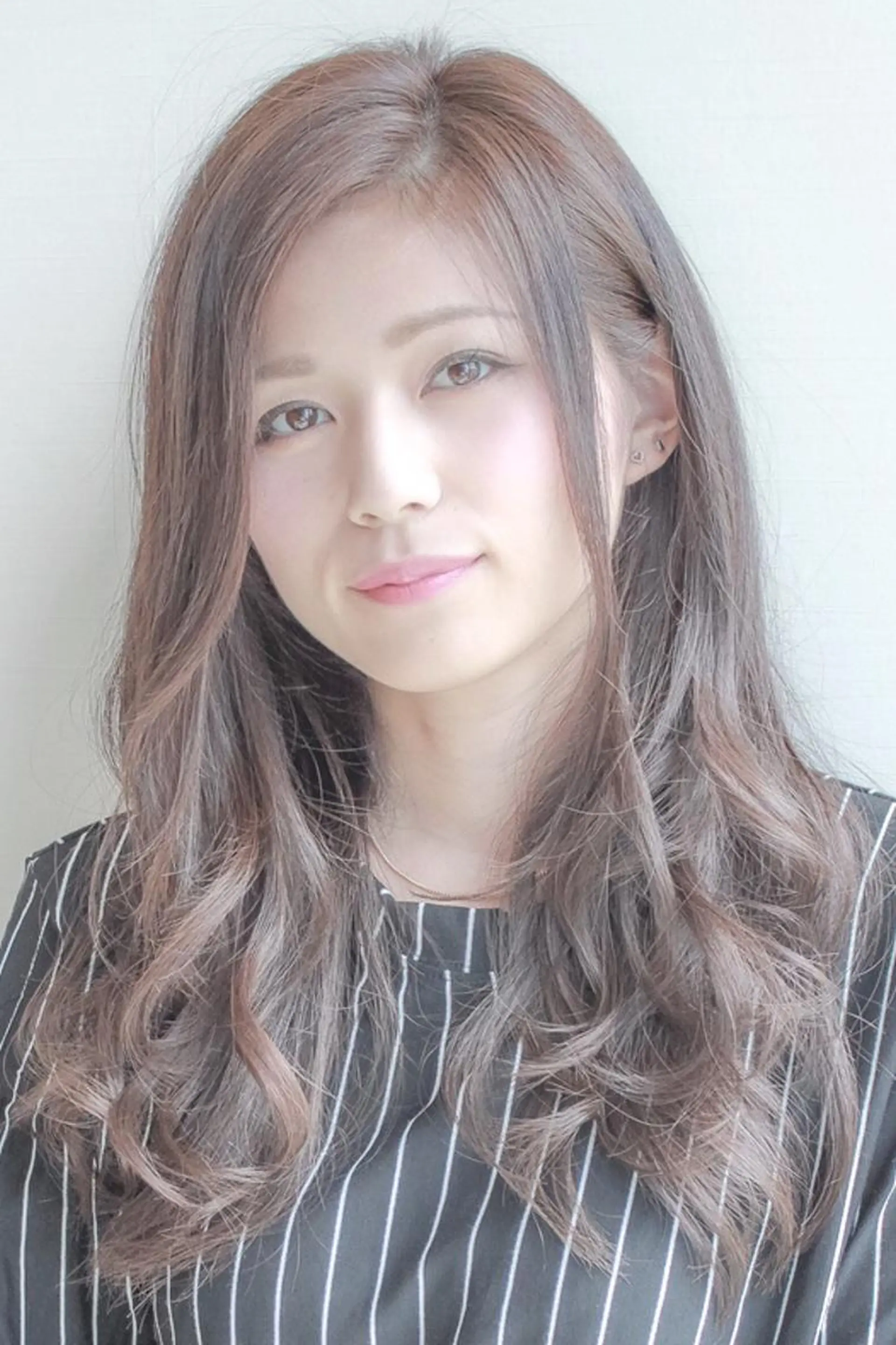 セミロング カラー ヤナ マネージャーのヘアスタイル