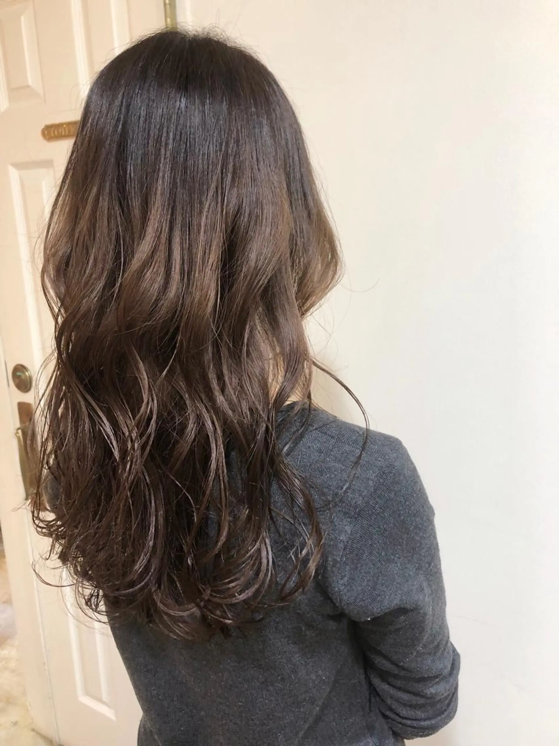 ロング カラー MIOベージュカラー 柔らかいカラーのヘアスタイル