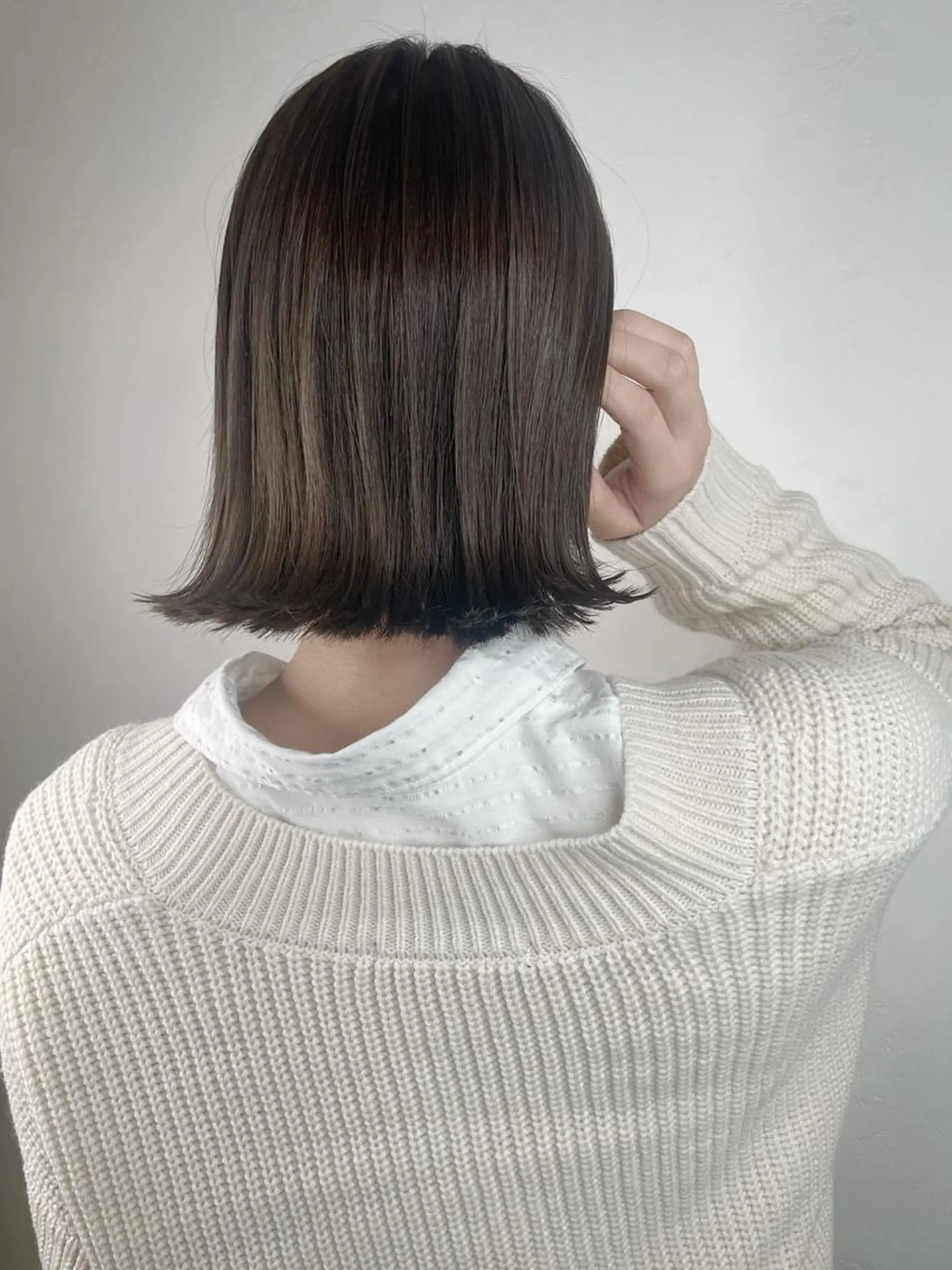 ミディアム ボブ 斜めバング 外国人風カラー 伸ばしかけ ハイライト ヘアカラー トリートメント ＿WHITE鳳店 アンダーバーホワイトのヘアスタイル