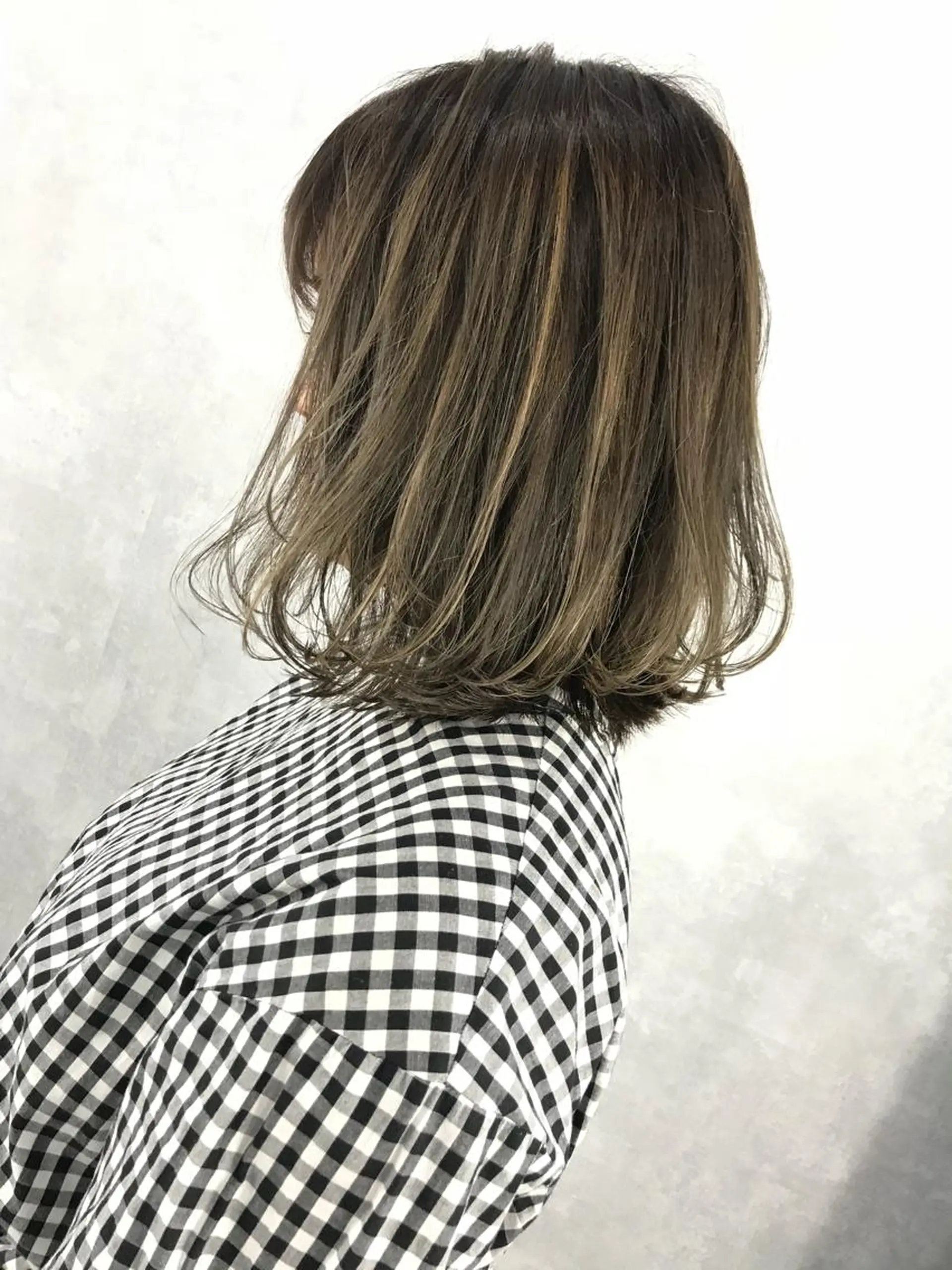 ミディアム カラー ベージュカラー ハイライトカラー 3Dハイライト ハイライト TOMOYAレイヤー ブリーチ縮毛矯正のヘアスタイル