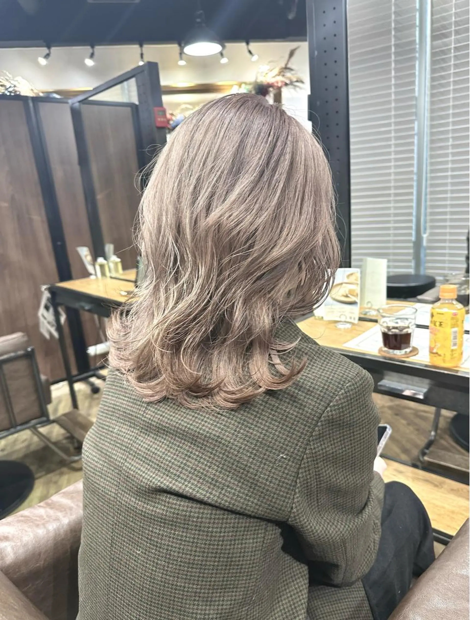 ミディアム カラー ベージュカラー グレージュ シルバー シルバーグレージュ カット ヘアカラー トリートメント ARCANAブリーチ レイヤーカット/原宿のヘアスタイル