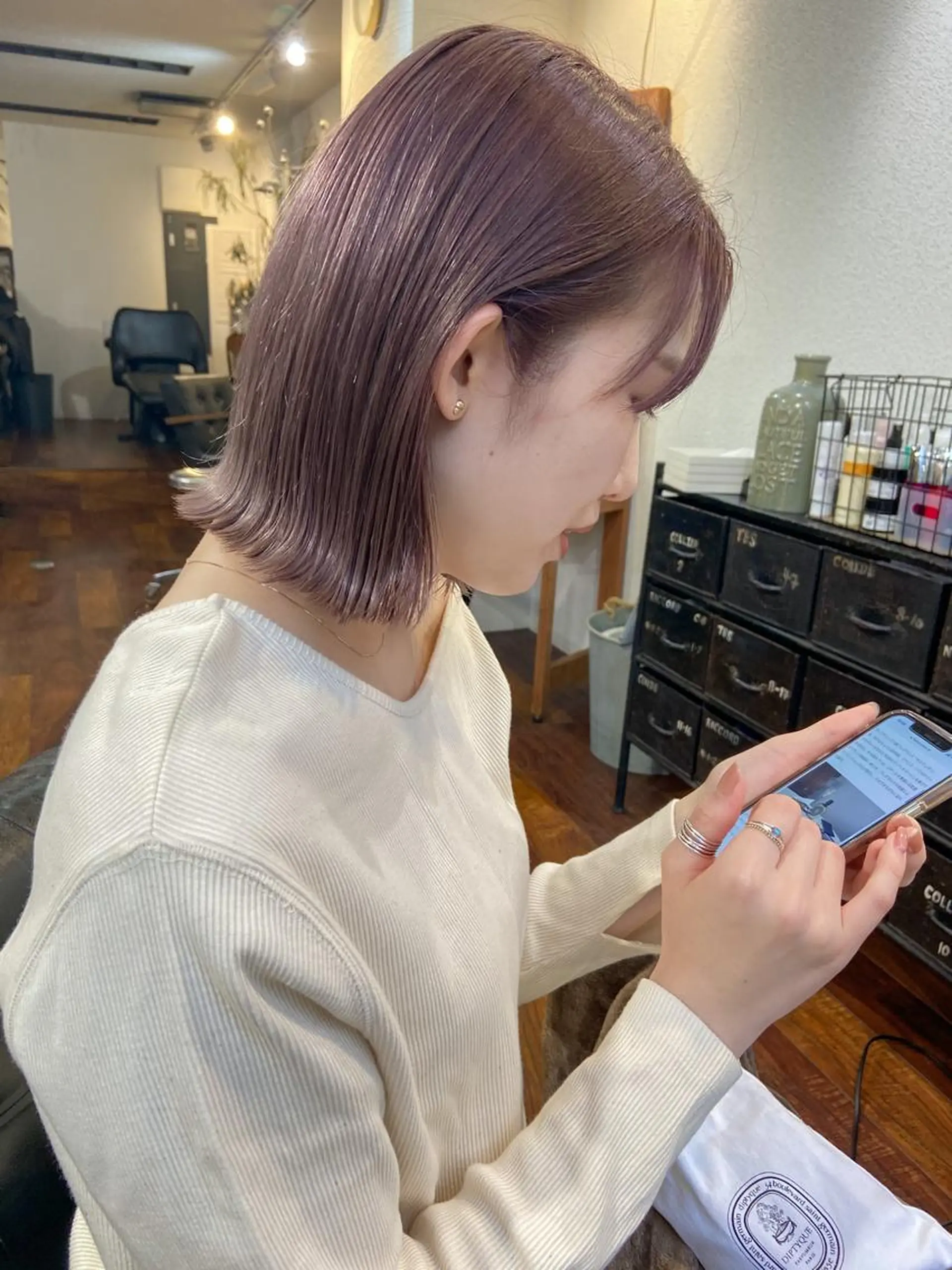 ミディアム カラー ベージュカラー ブリーチ ケアブリーチ ハイトーンカラー ラベンダーカラー カット ヘアカラー トリートメント 岡本康平/ボブ /ブリーチ/レイヤーのヘアスタイル