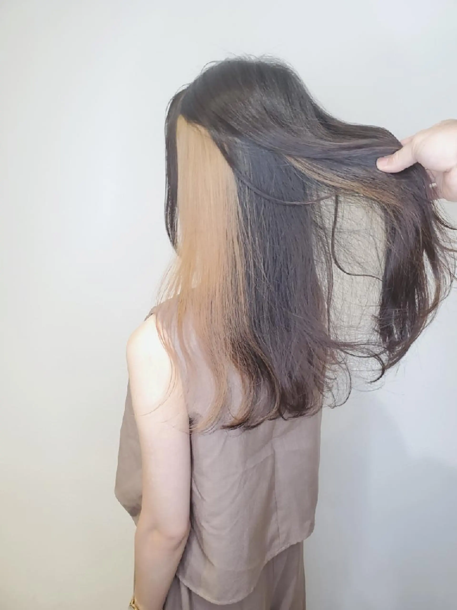 ロング カラー ベージュカラー イヤリングカラー インナーカラー ミルクティーベージュ ホワイトミルクティーベージュ ヘアカラー トリートメント レイヤーカット/ ウルフカット/大橋 のヘアスタイル