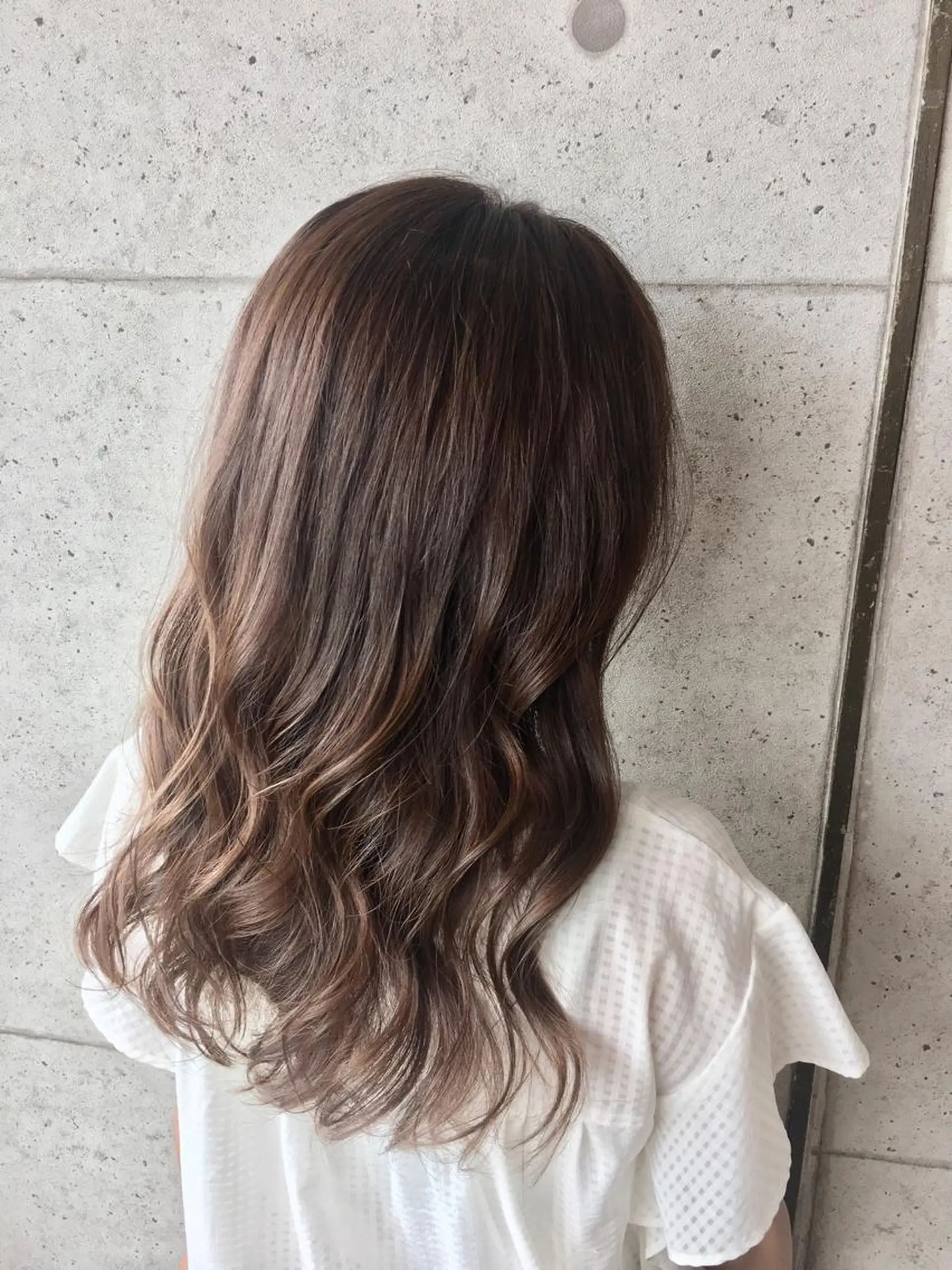 ミディアム 足立 磨咲のヘアスタイル