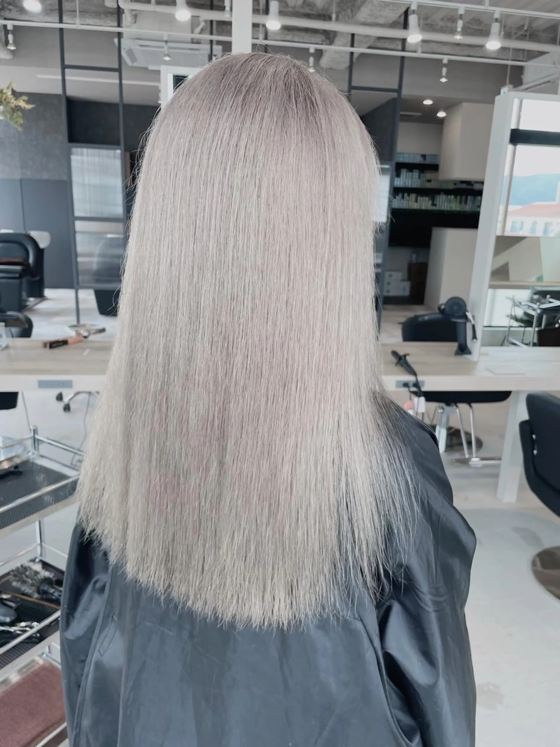 セミロング カラー ベージュカラー ホワイトベージュ Lia所属・皆木 智晴のヘアスタイル