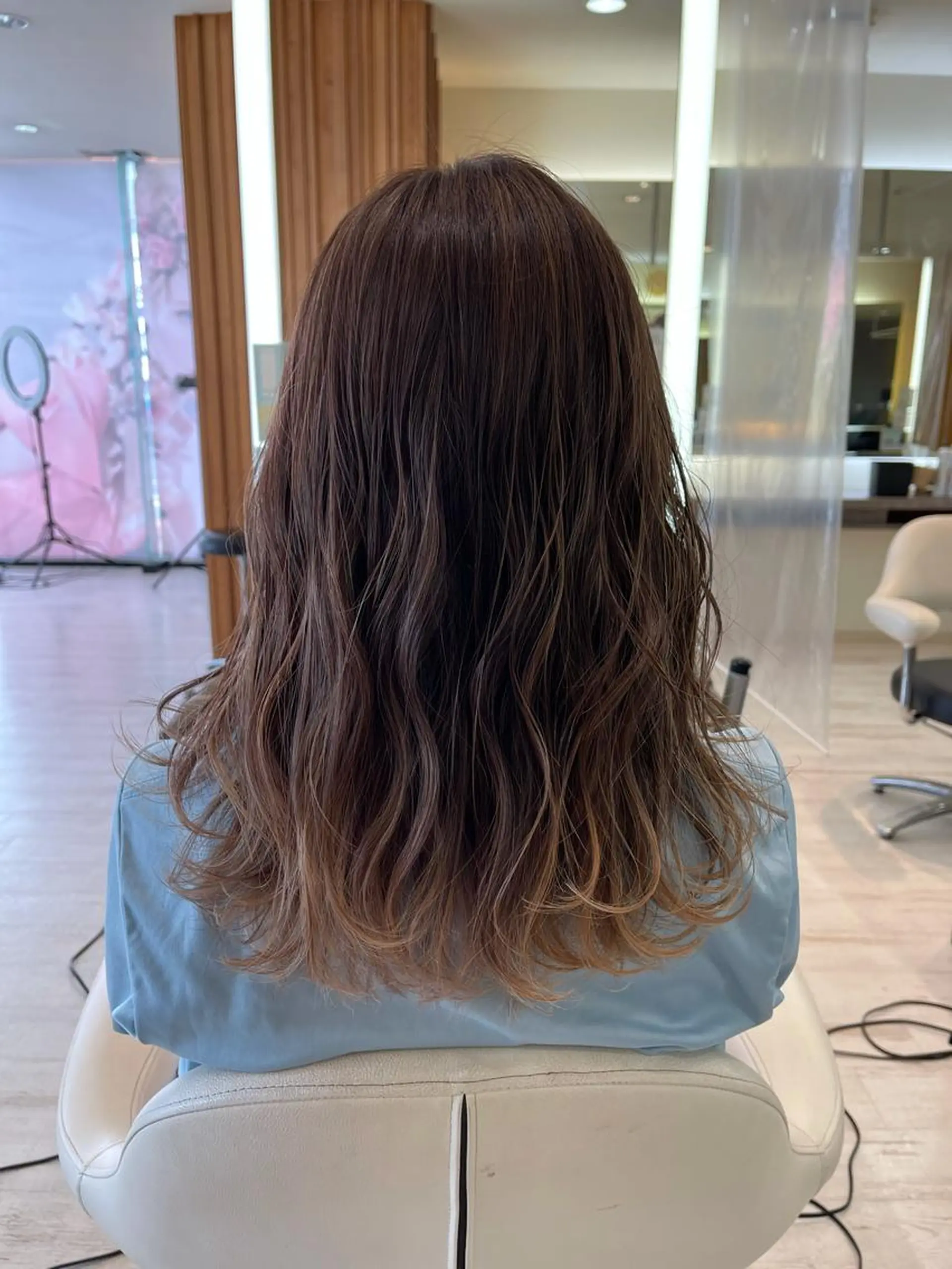 セミロング カラー デザインカラー、艶髪 大塚　耕平のヘアスタイル