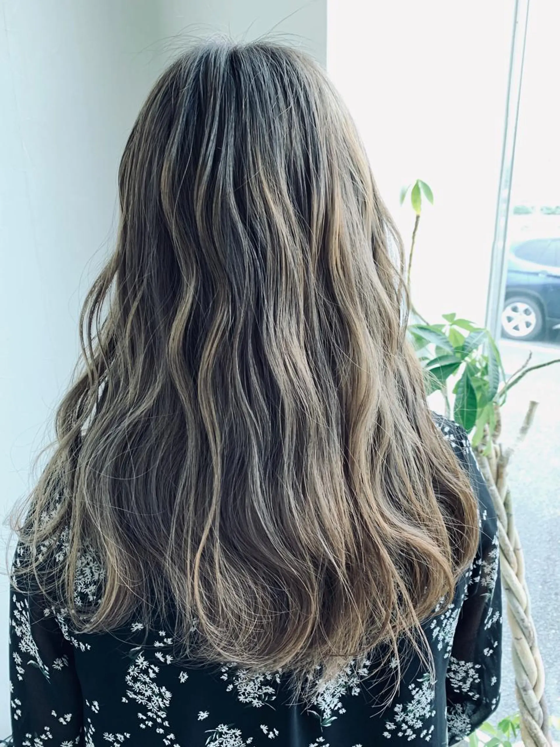 ロング カラー グラデーションカラー ハイライトカラー ハイライト flat所属・今井 はるかのヘアスタイル