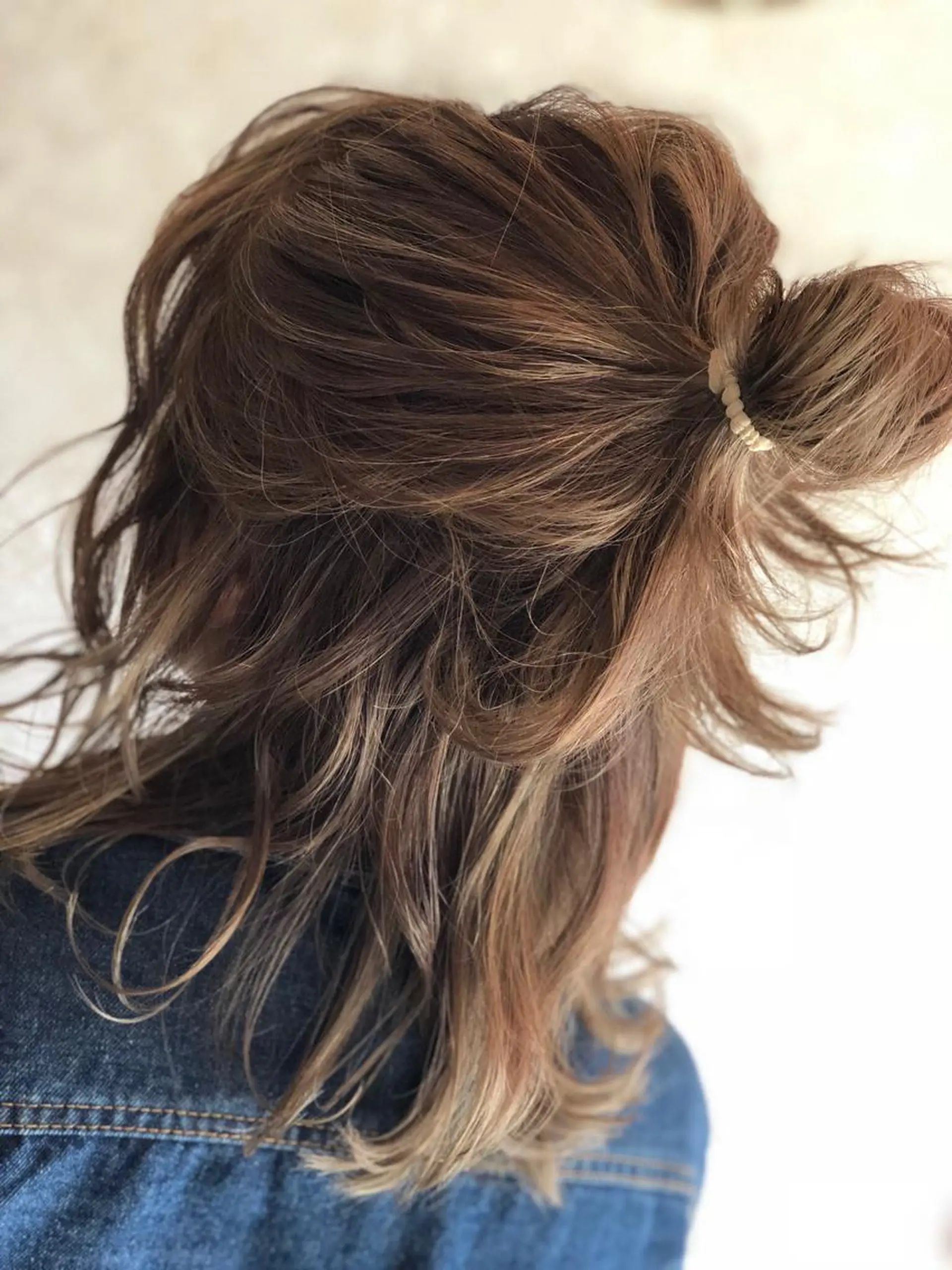 ミディアム カラー パーマ ヘアアレンジ お団子ヘア ミディアムパーマ バレイヤージュ ベージュカラー 黒髪 【ツヤ髪美容師】 ツダケイスケのヘアスタイル