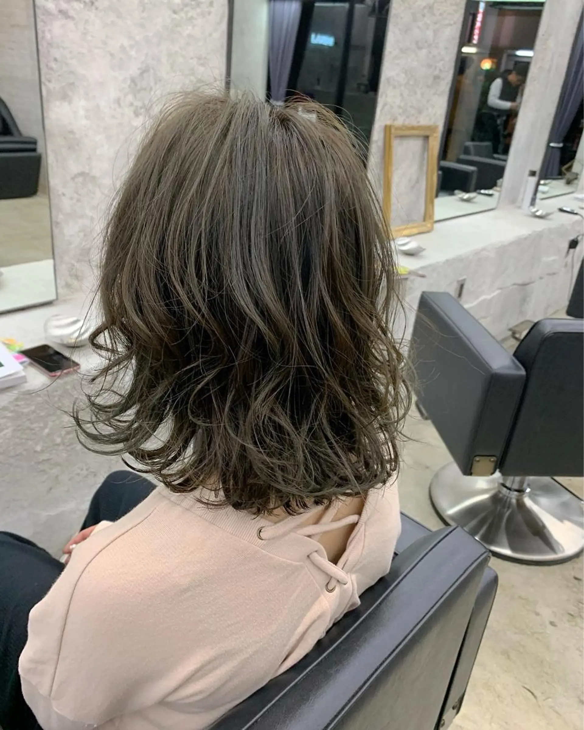 ミディアム アッシュ アッシュグレー アッシュグレージュ レイヤーカット TAIKIのヘアスタイル