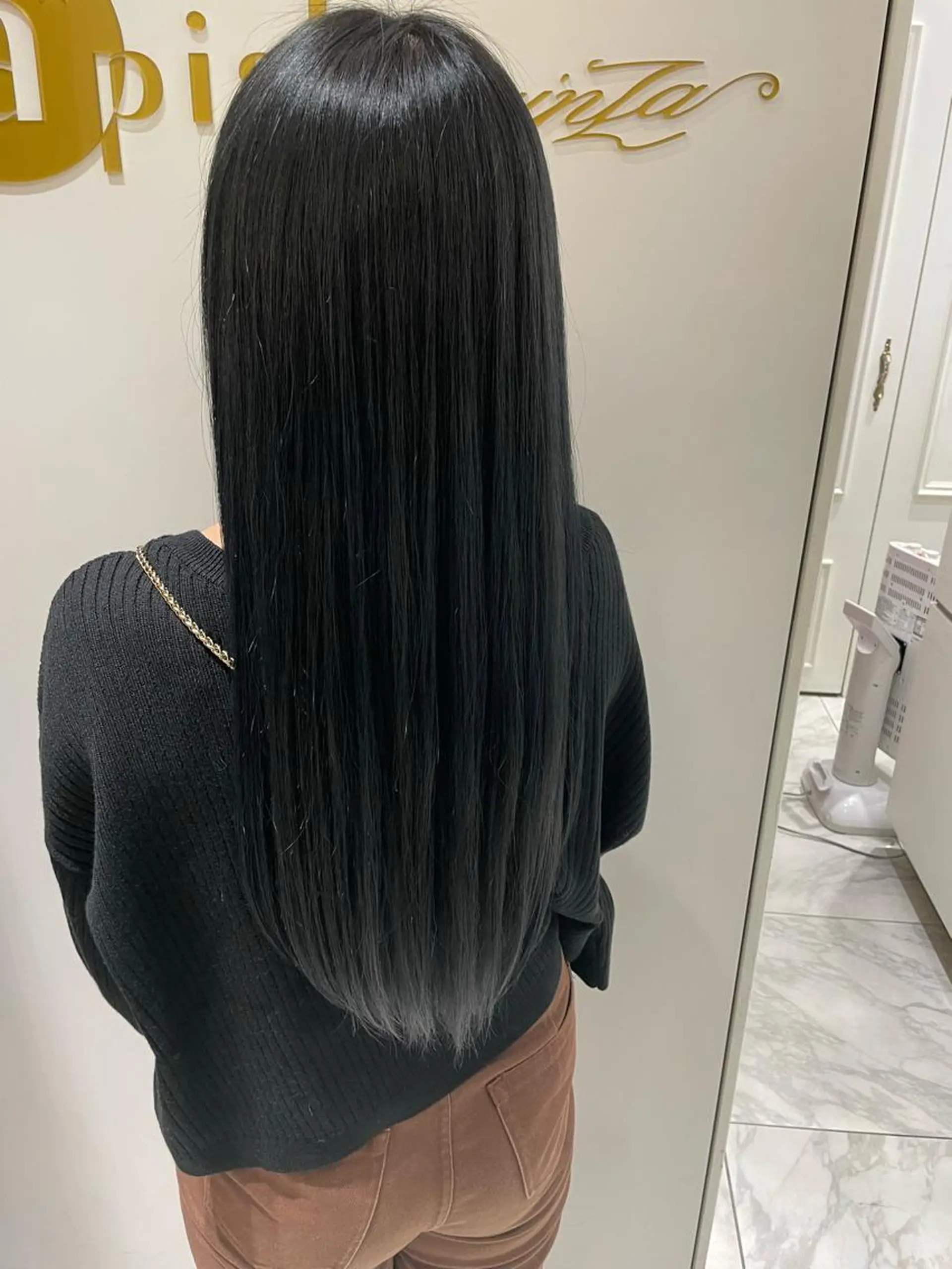 ロング カラー 黒髪 ブリーチ ブルーカラー ブルーブラック シルバー コテ巻きパーマ 藤野佑成のヘアスタイル