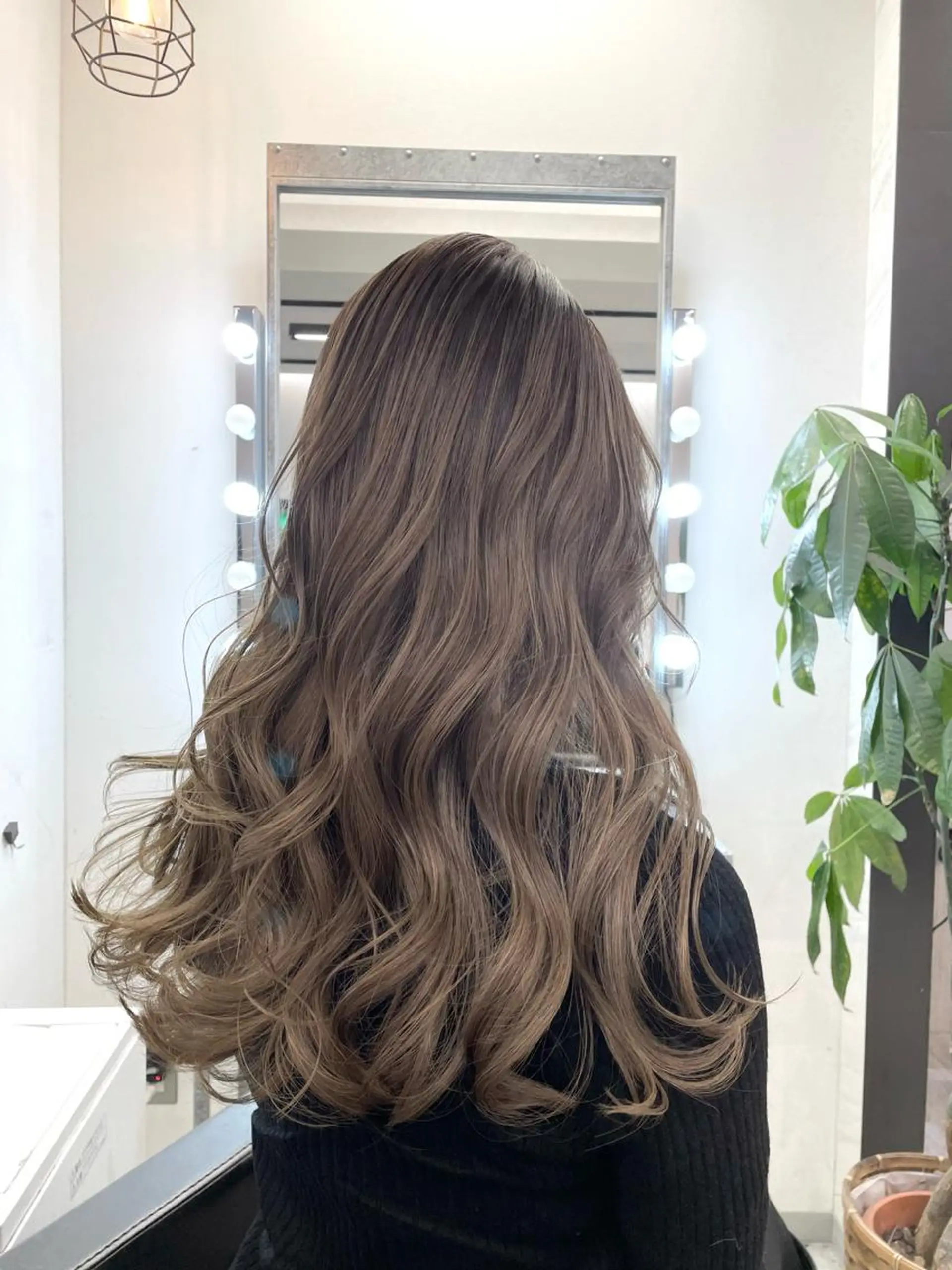 ロング カラー ベージュカラー ブリーチ ミルクティーベージュ GISEL TAKUYAのヘアスタイル