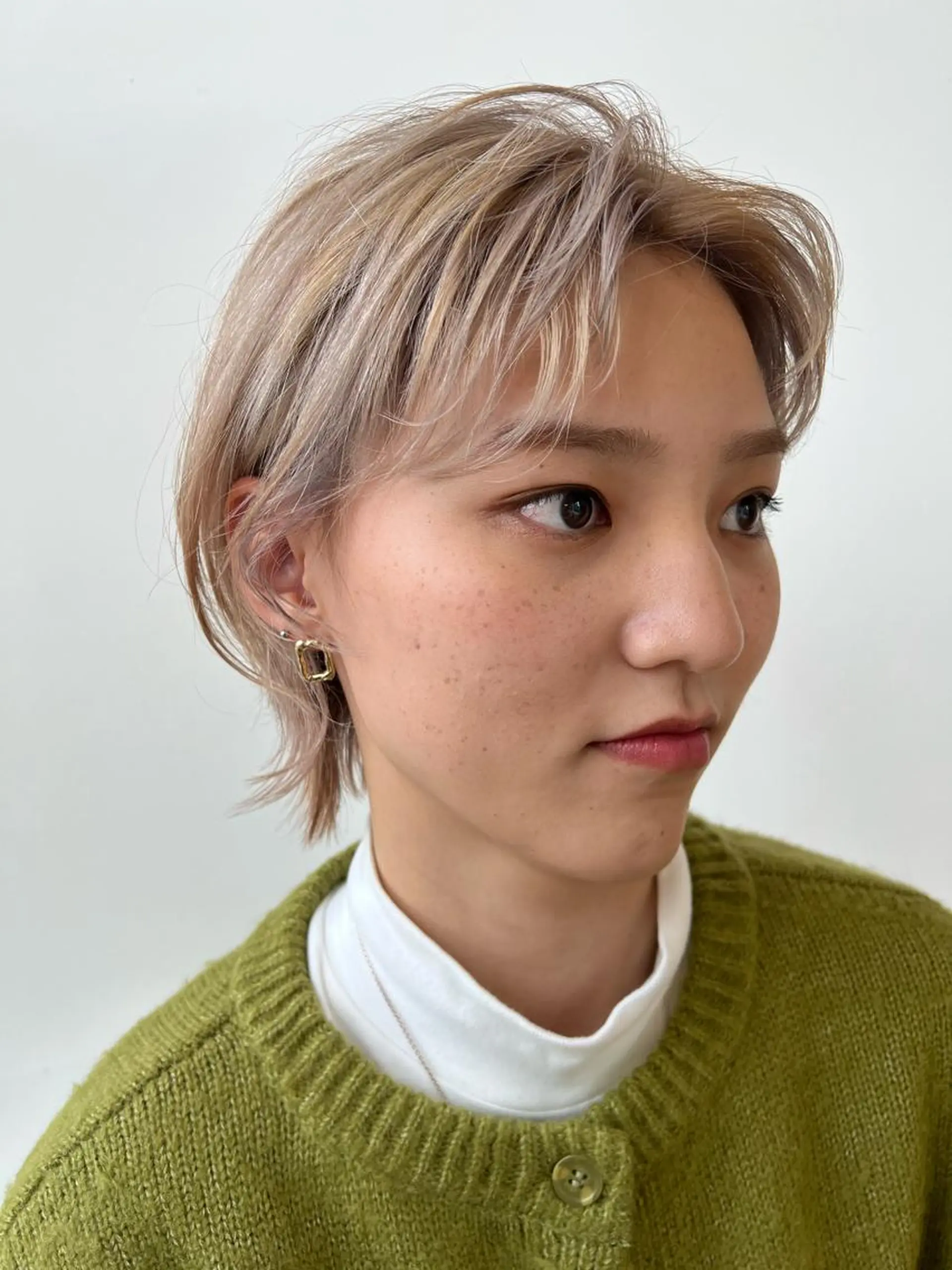 ショート カラー ベージュカラー ホワイトベージュ 木村 架音のヘアスタイル