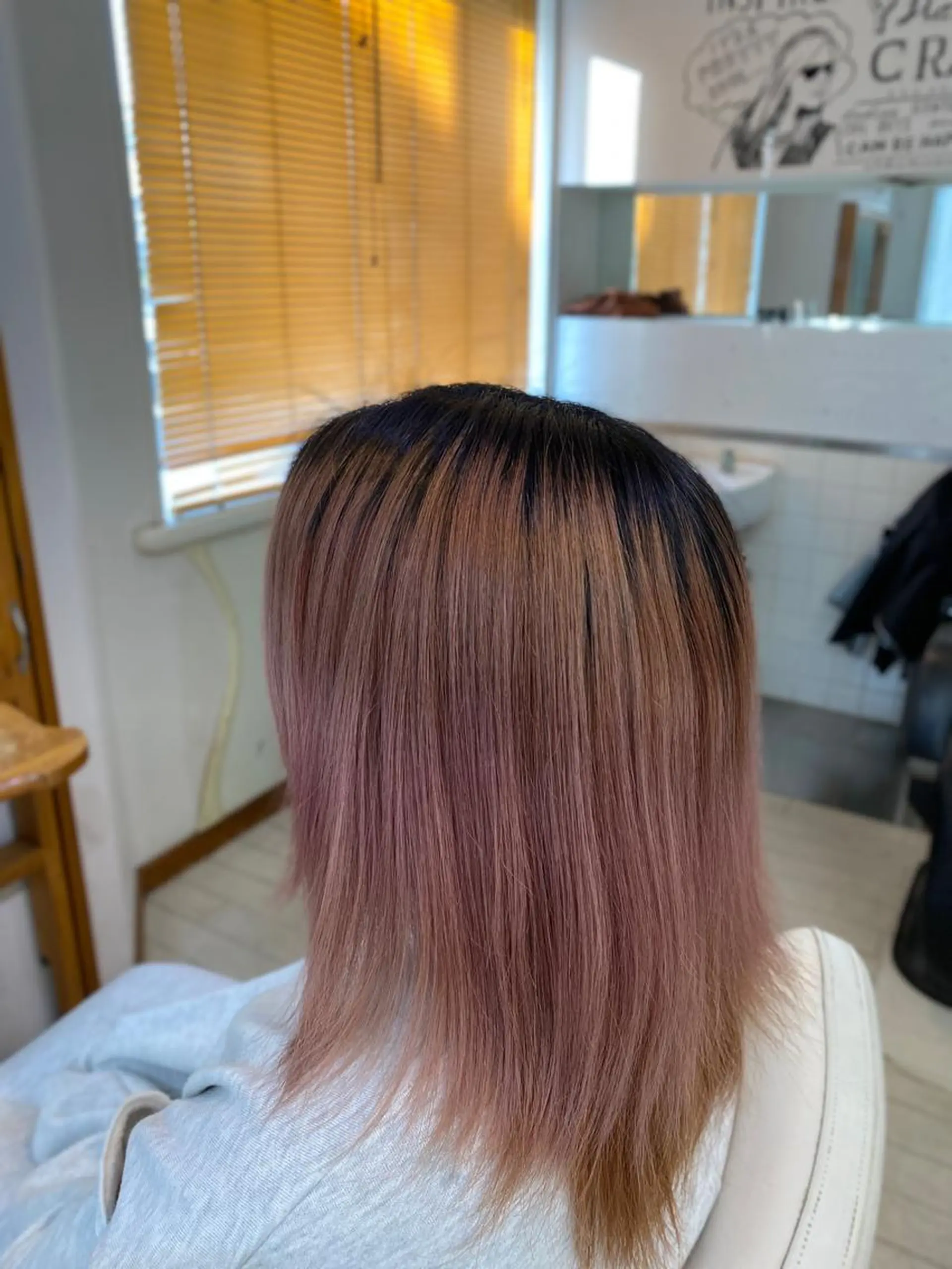 セミロング カラー アディクシーカラー ブリーチ ダブルカラー イヤリングカラー グラデーションカラー CRADLE Takeuchiのヘアスタイル