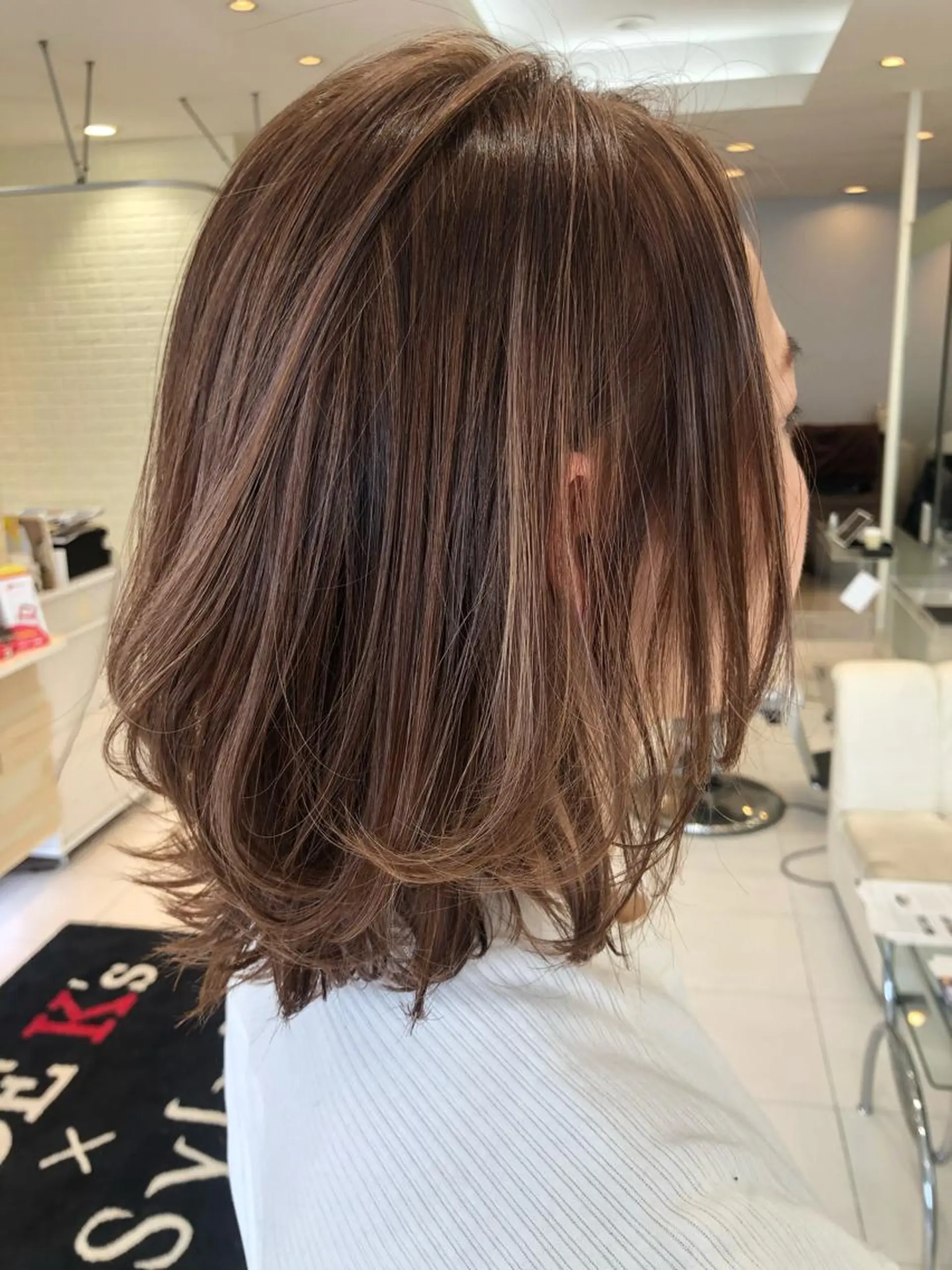 ミディアム カラー ハイライトカラー ハイライト レイヤーカット MODE K's松原 YUMIのヘアスタイル