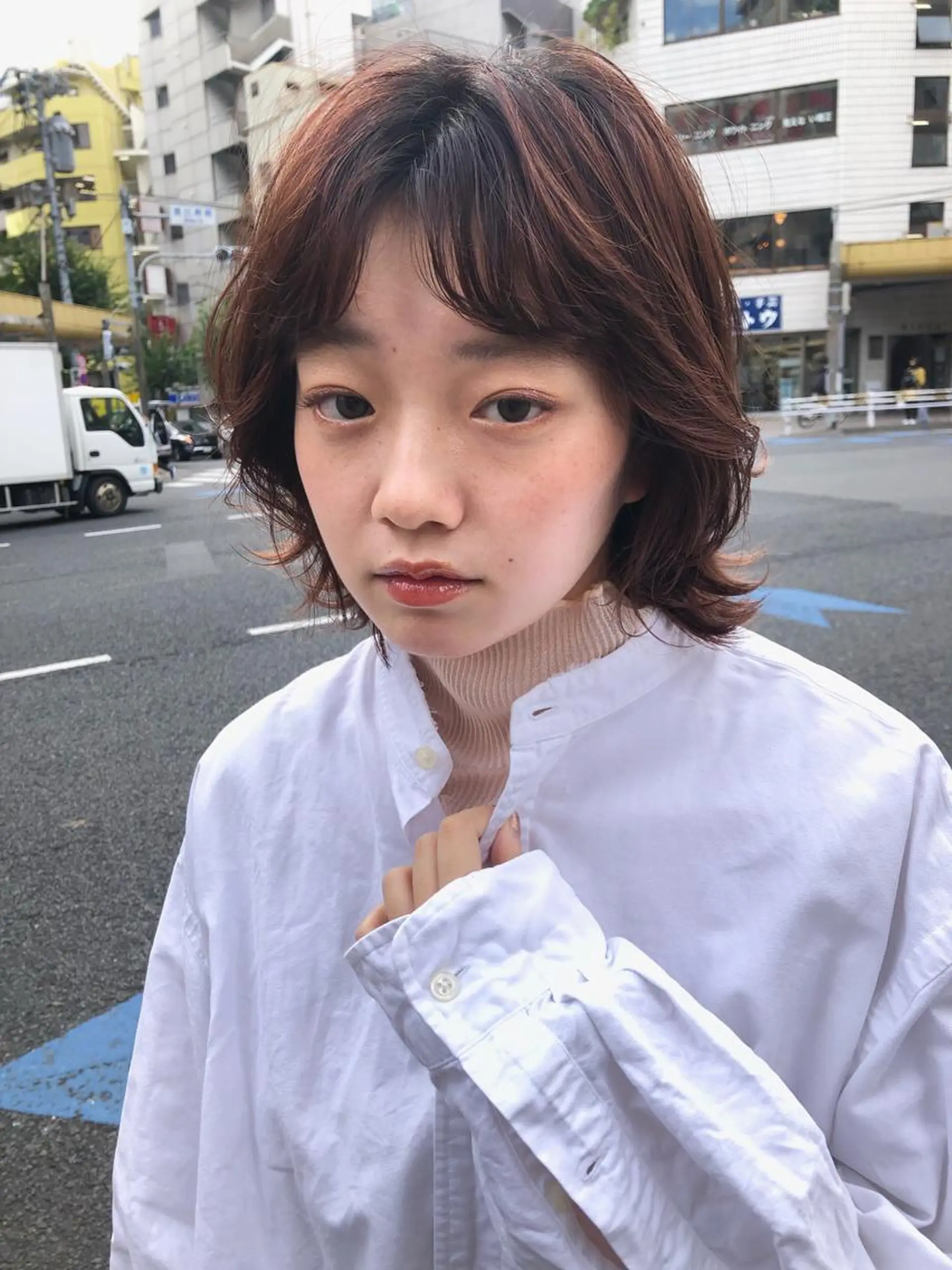 ミディアム パーマ ミディアムパーマ かきあげバング 透明感カラー│ レイヤーヘア中居美樹のヘアスタイル