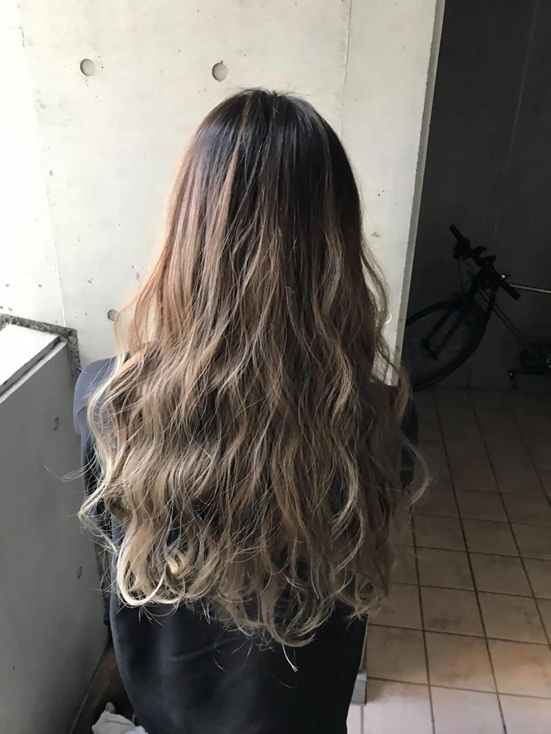 ロング カラー バレイヤージュ ブリーチ レイヤーカット ere hair salonのヘアスタイル