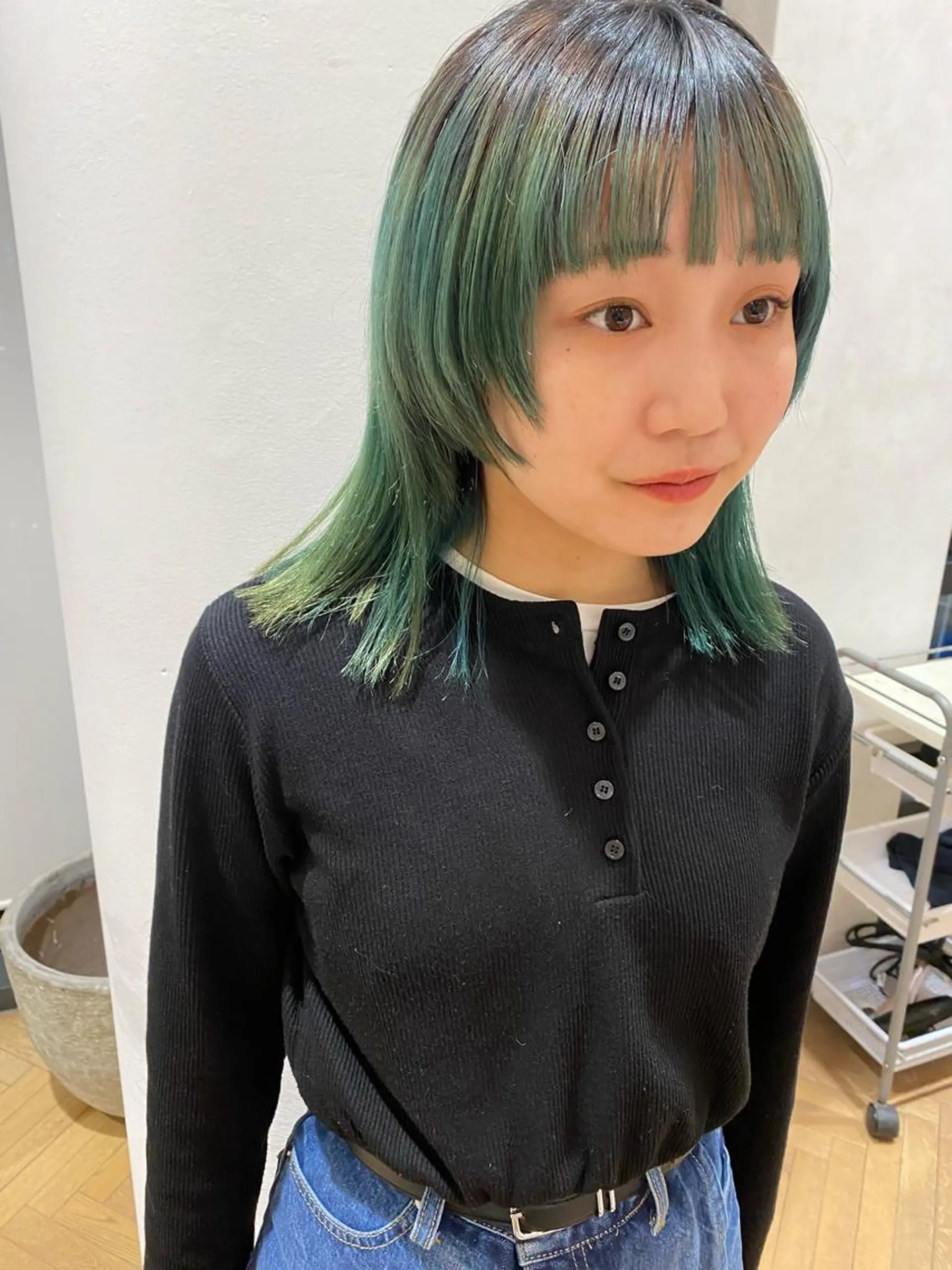 セミロング カラー ブリーチ エメラルドグリーン 増井 彩乃のヘアスタイル