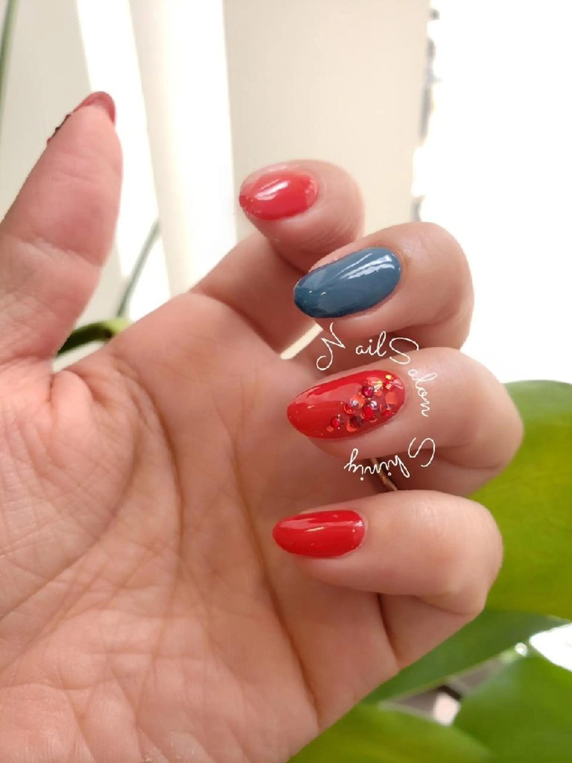 ネイル ホログラムネイル 赤色 ストーンネイル ネイル＆脱毛サロン マキのネイルデザイン