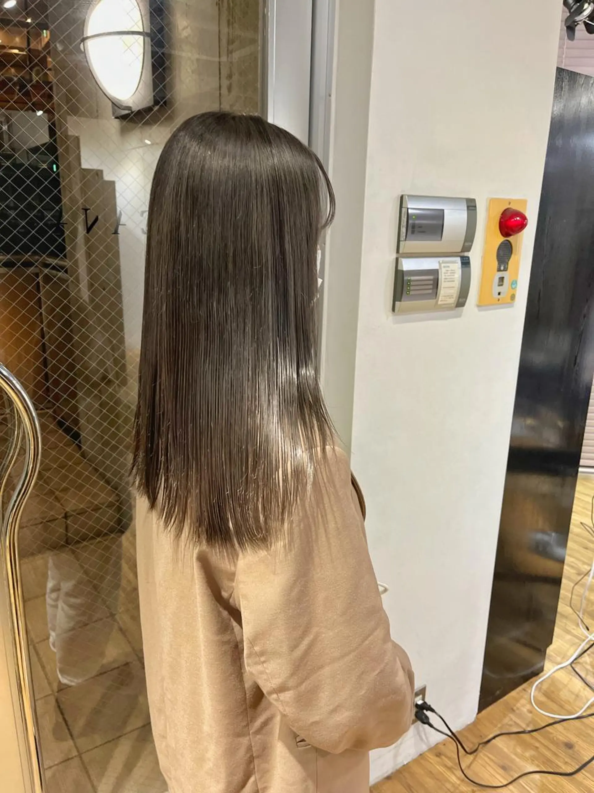 ミディアム ミディアムレイヤー アッシュ ミルクティーブラウン ピンクブラウン レイヤーカット カット ヘアカラー ハイトーンNo.1✨ パーマ✨イマイタツヤのヘアスタイル