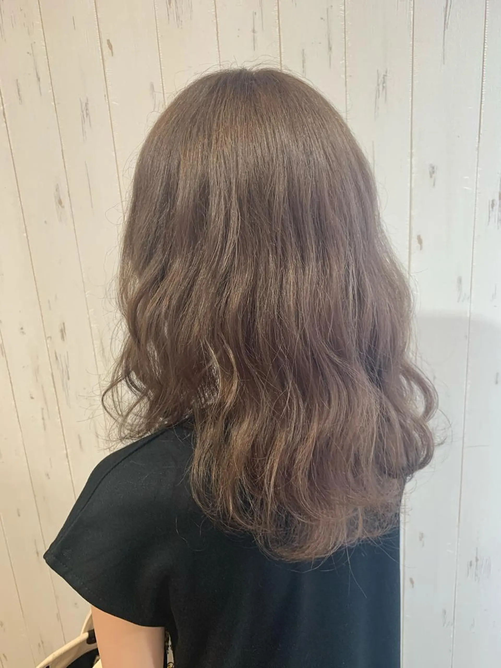 セミロング カラー ベージュカラー ブリーチ ミルクティーベージュ 工藤 萌香のヘアスタイル