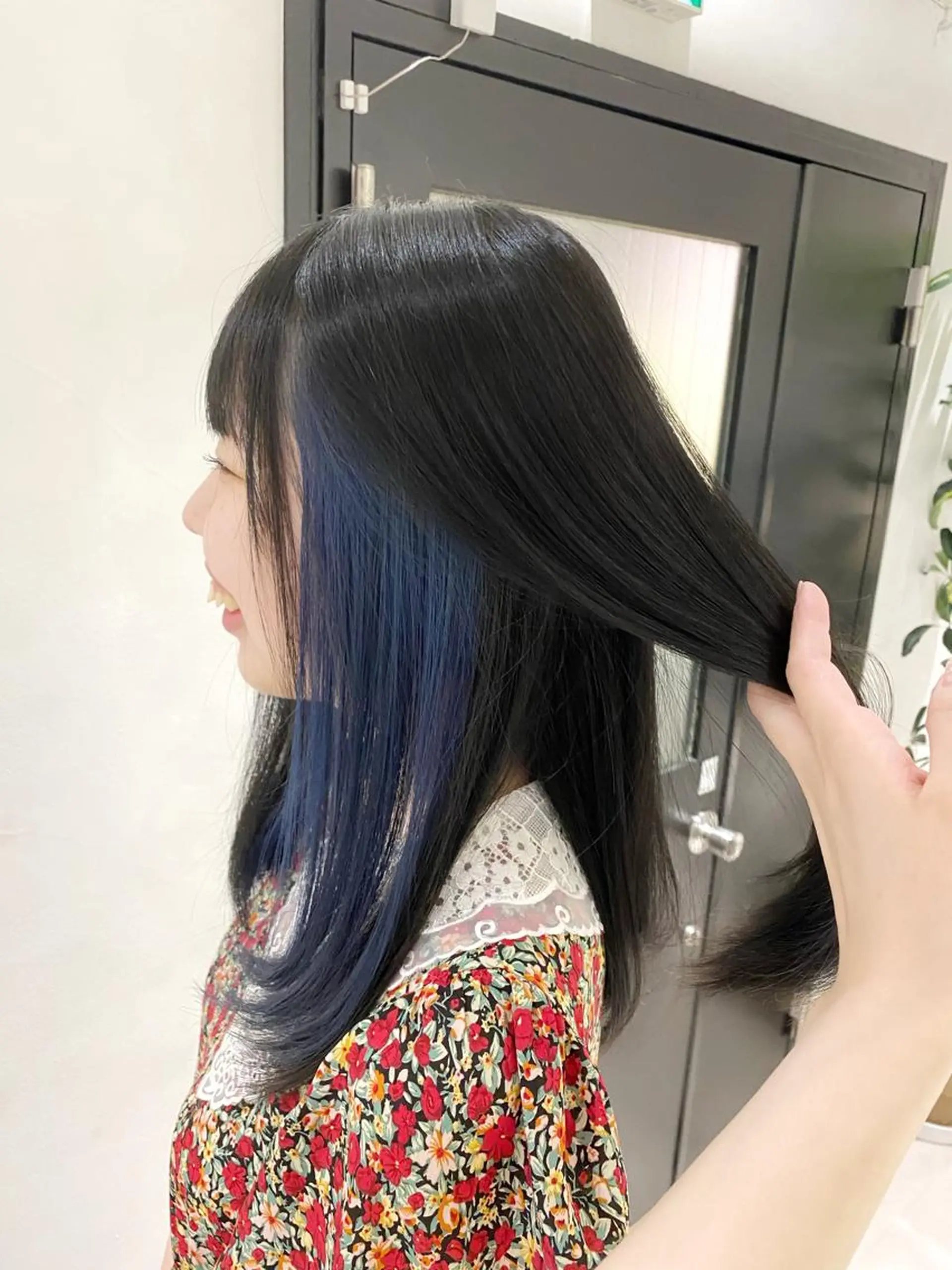 ロング カラー 黒髪 ブルーカラー ブルーブラック インナーカラー ネイビーカラー ヘアカラー トリートメント やなせ かすみのヘアスタイル