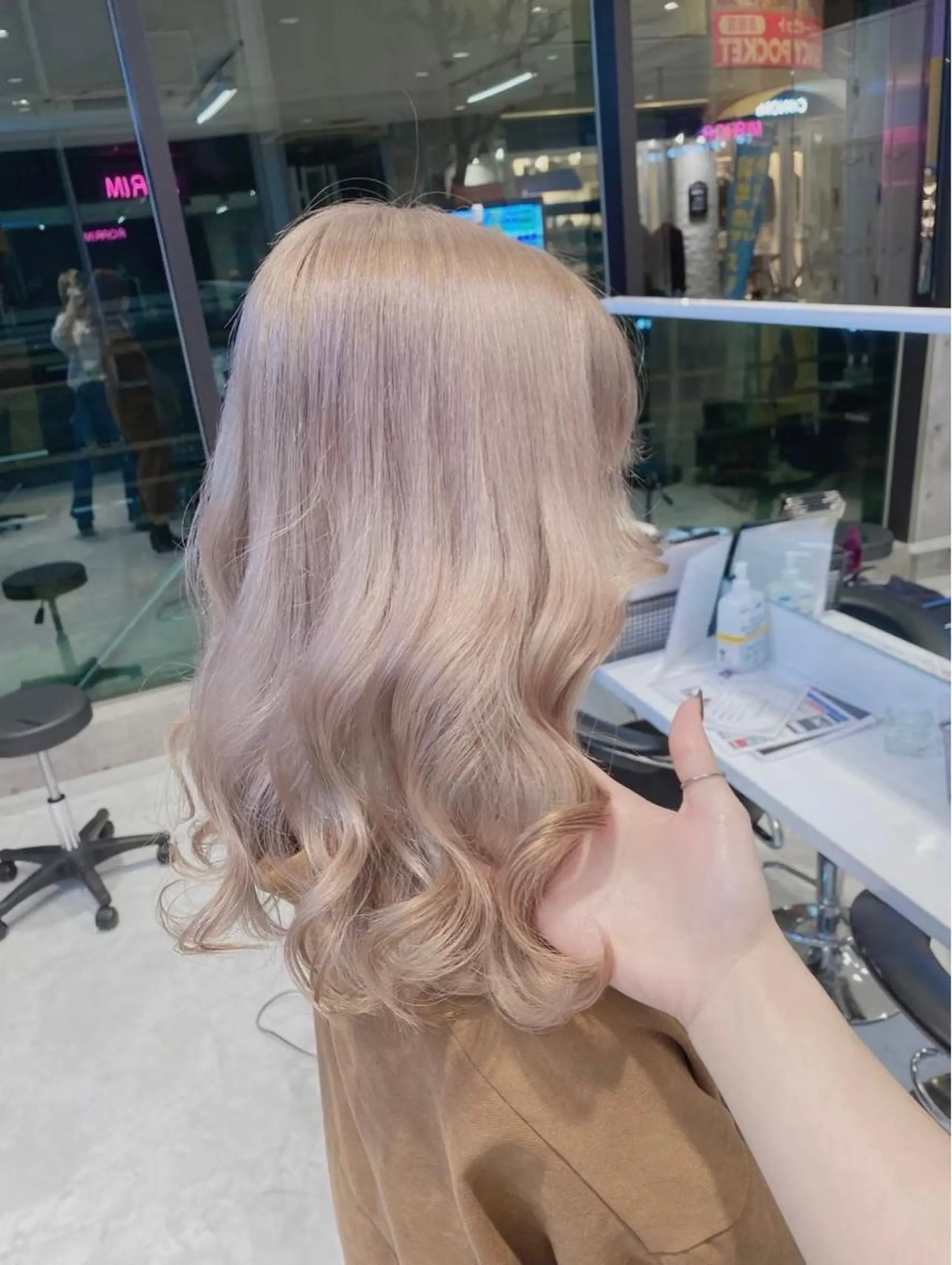 セミロング カラー パーマ ヘアアレンジ メンズ キッズ ネイル マツエク・マツパ アイブロウ ヘアカラー トリートメント ハイトーン/ピンク 💗モモ໒꒱のヘアスタイル