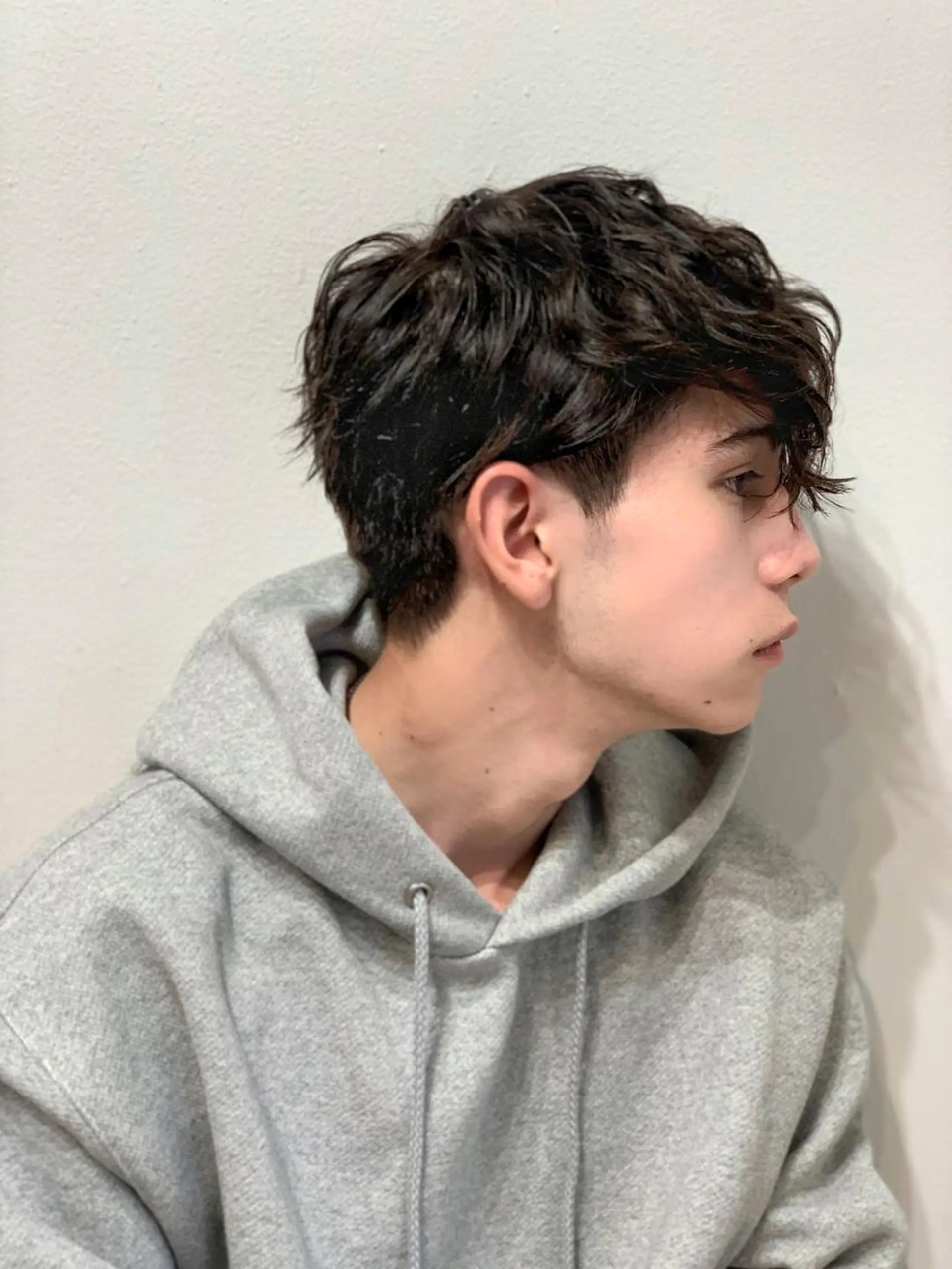 ミディアム パーマ メンズ ミディアムパーマ メンズブリーチ センターパート フェードカット メンズハイライト メンズStylist 山根慧のヘアスタイル