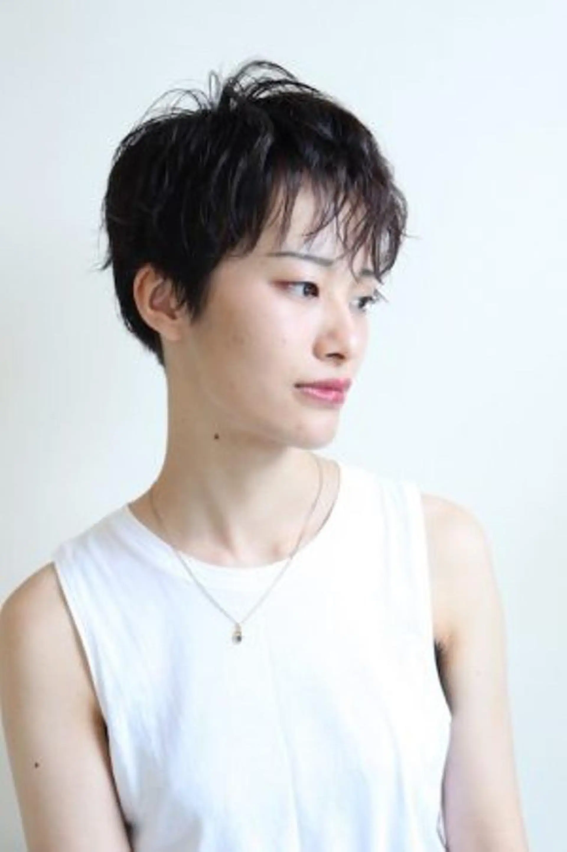 ショート ショートヘア ウルフカット ラシェンテ居留地所属・鶴﨑 美優亜のヘアスタイル