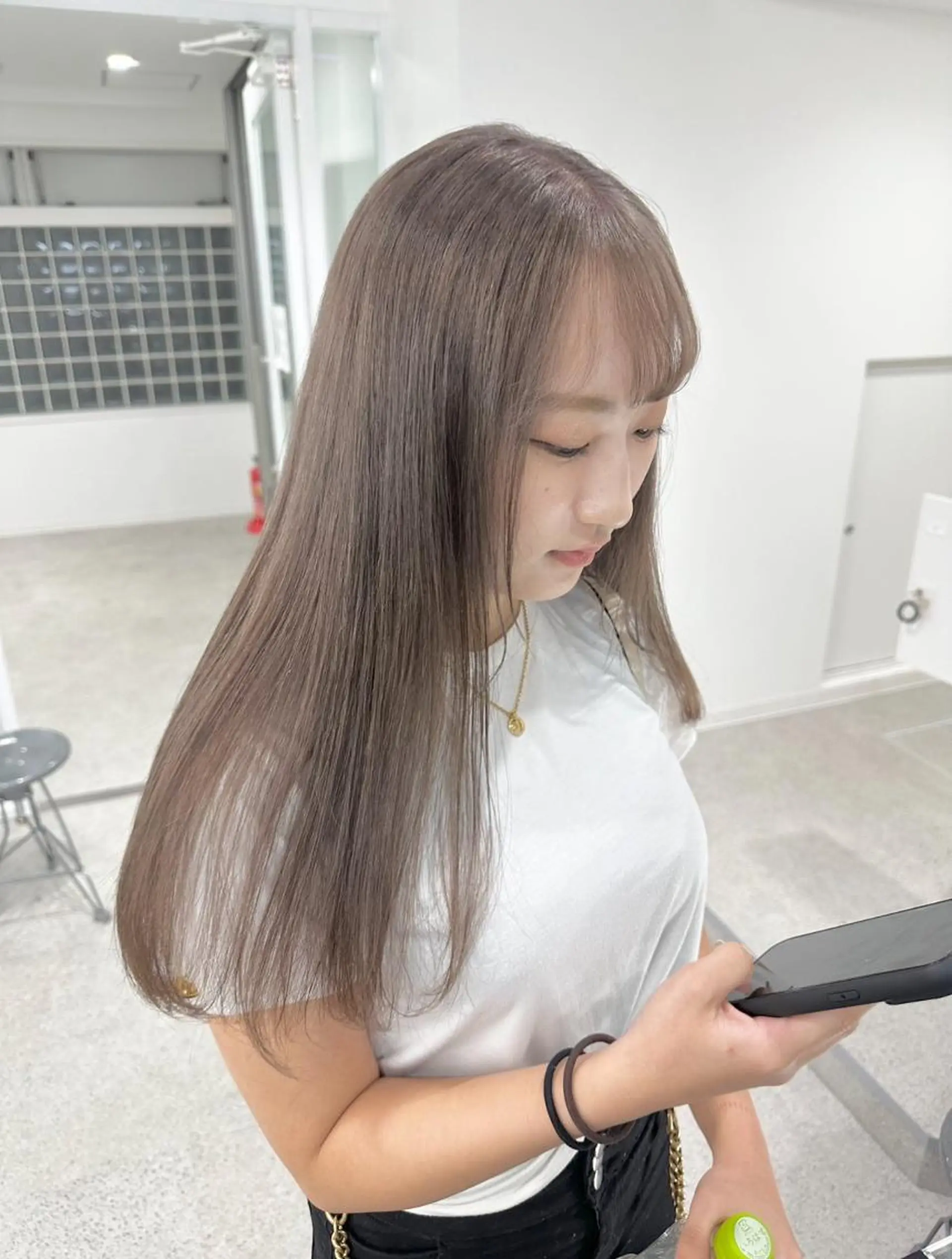 カラー ミディアム くすみミルクティー／ ブラウン🪡TOWAのヘアスタイル