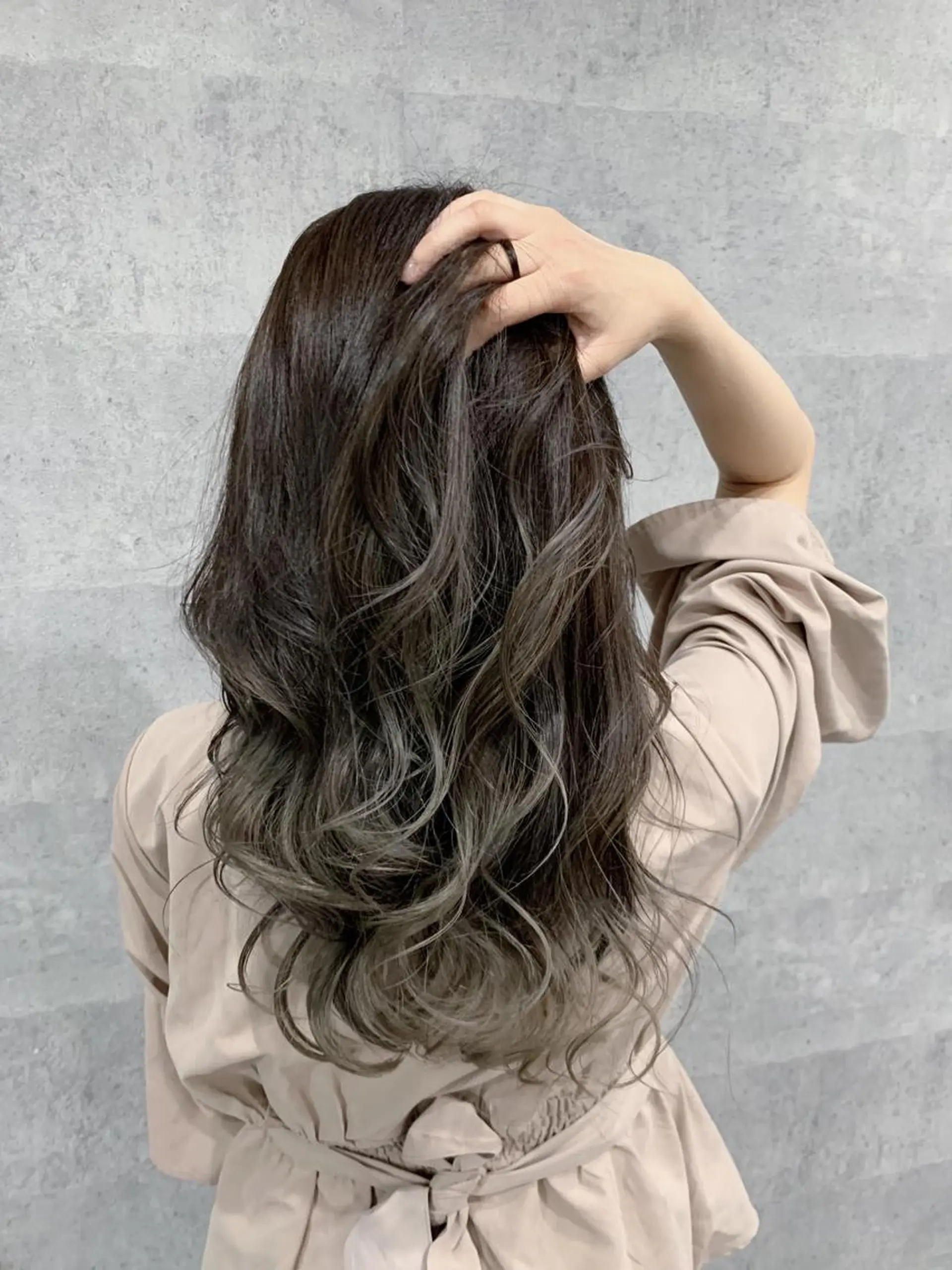 ロング カラー ブリーチ グレージュ ヘアカラー トリートメント _WHITE 天神店 YUMEKA🐻のヘアスタイル