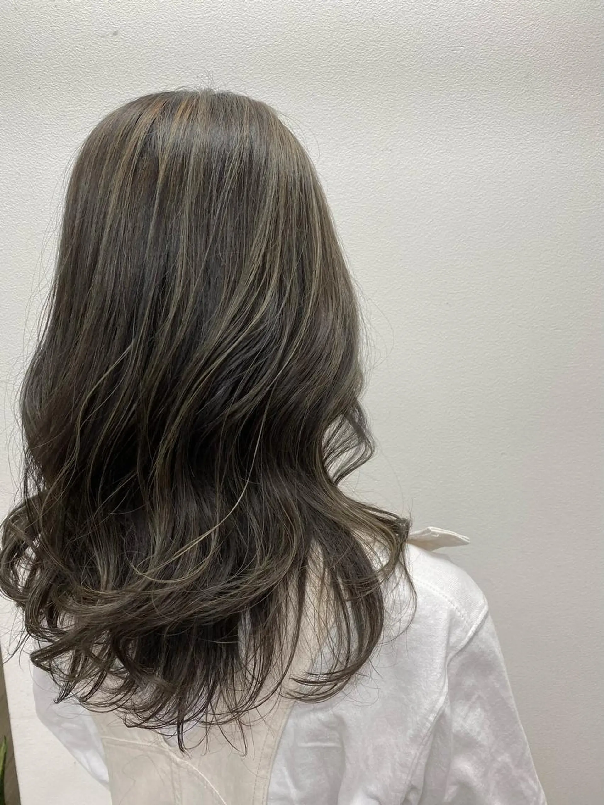 セミロング カラー ヘアカラー AKI💛 すみれの眉毛・アイブロウイメージ