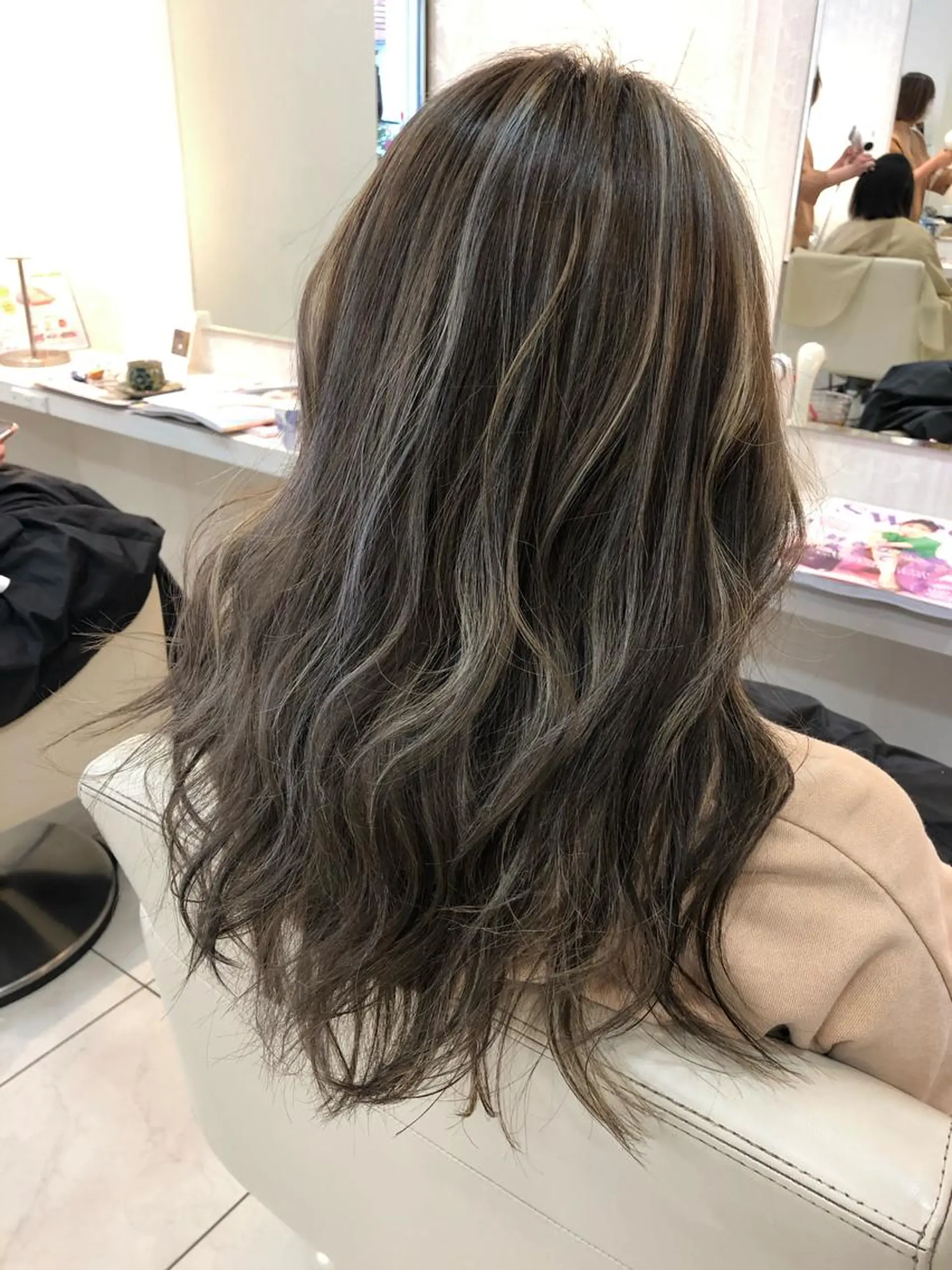 ロング ハイライト ヘアカラー rebo茅ヶ崎所属・神田 澪史のヘアスタイル