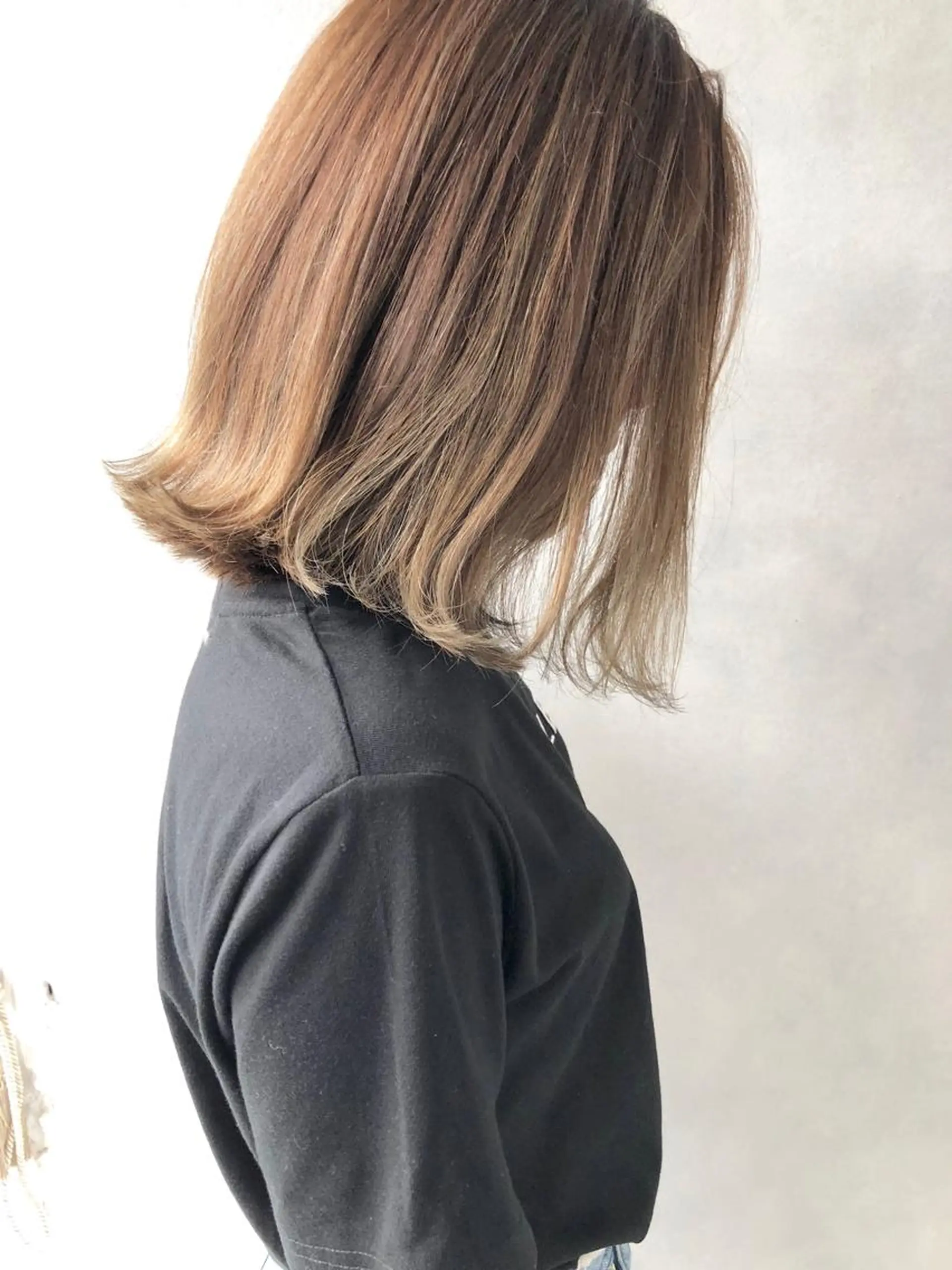 ミディアム 外国人風カラー ハイライト 外ハネヘア 小澤大輔 YOLO hairのヘアスタイル