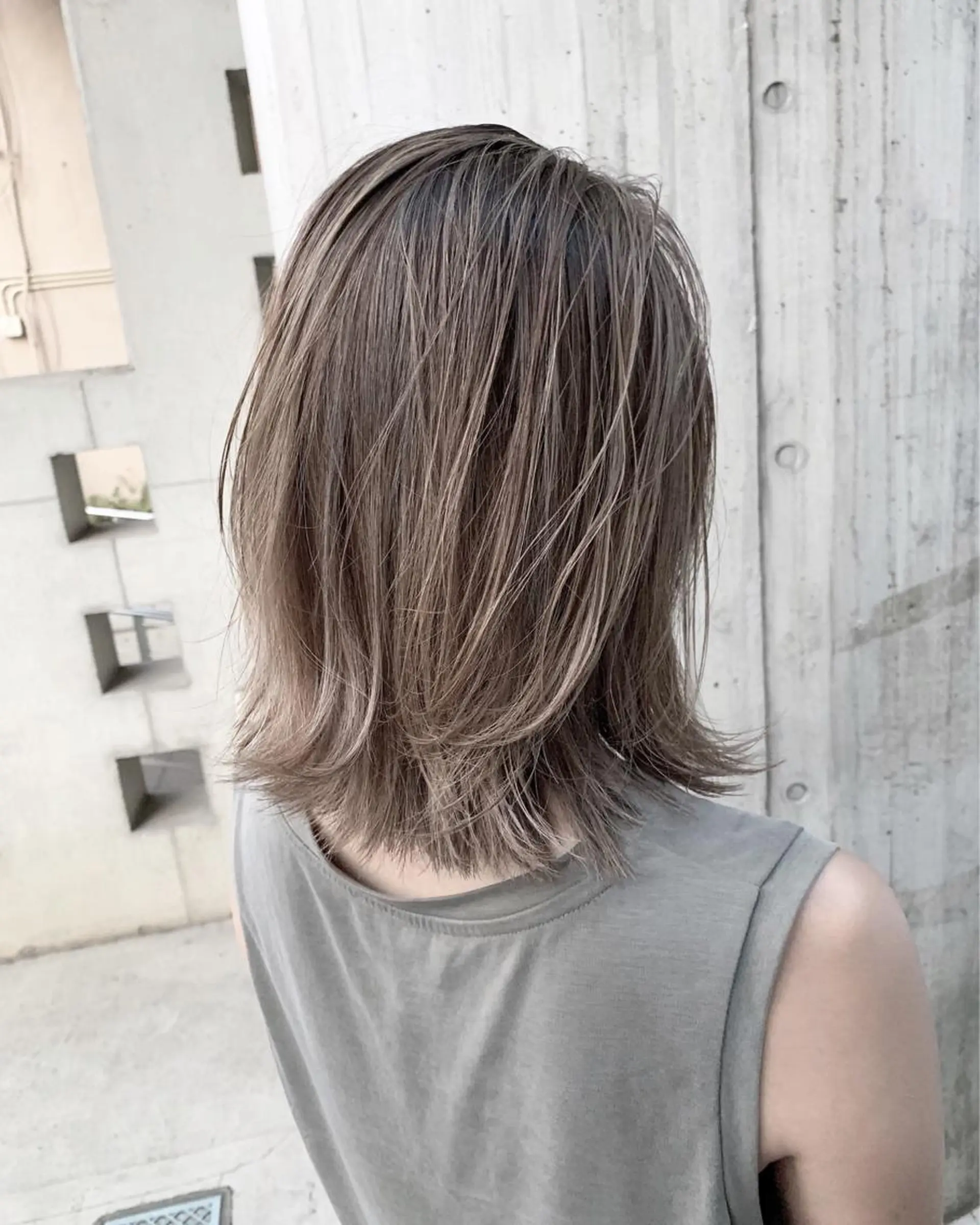 ミディアム カラー アッシュ ベージュカラー ハイライトカラー ハイライト 海外風カーテンバング Mao広尾美容室のヘアスタイル