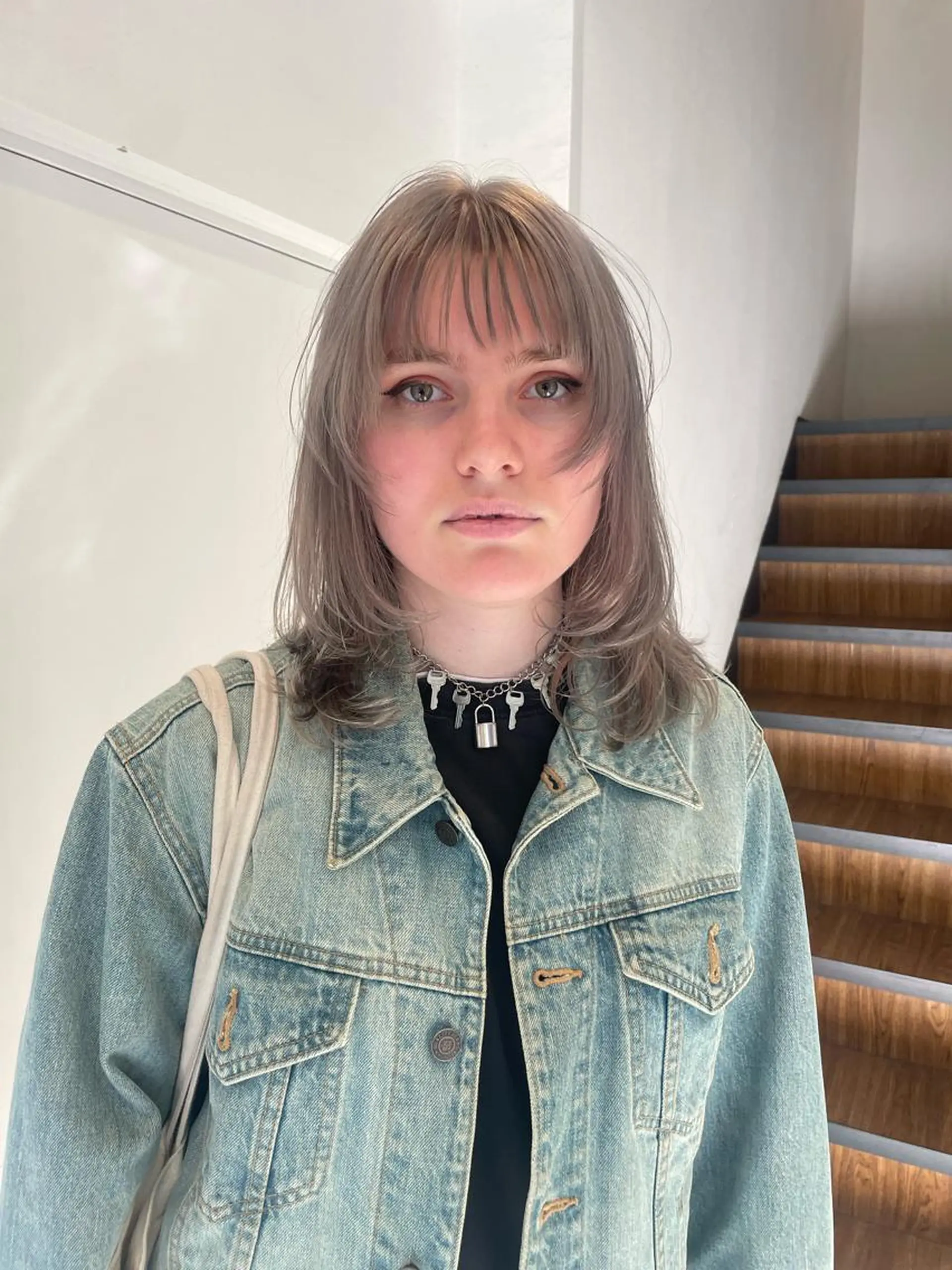 ミディアム カラー ブリーチ ブロンド シルバー カット ヘアカラー トリートメント hen所属・心斎橋/レイヤー/ ブリーチ/モエのヘアスタイル