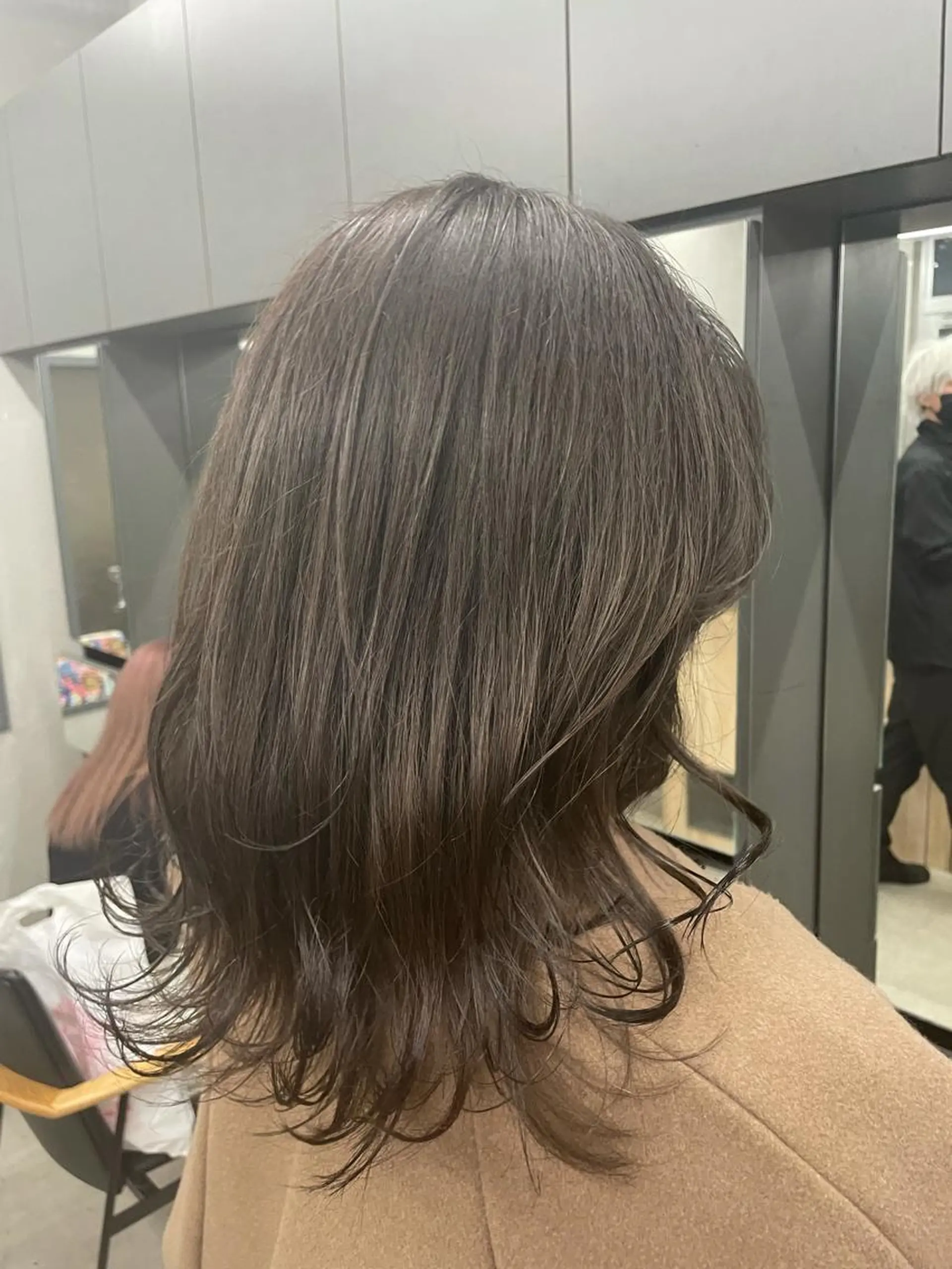 ミディアム カラー ブリーチ グレージュ ブリーチなしカラー インナーカラー/推し ウルフ/アニメカラーのヘアスタイル