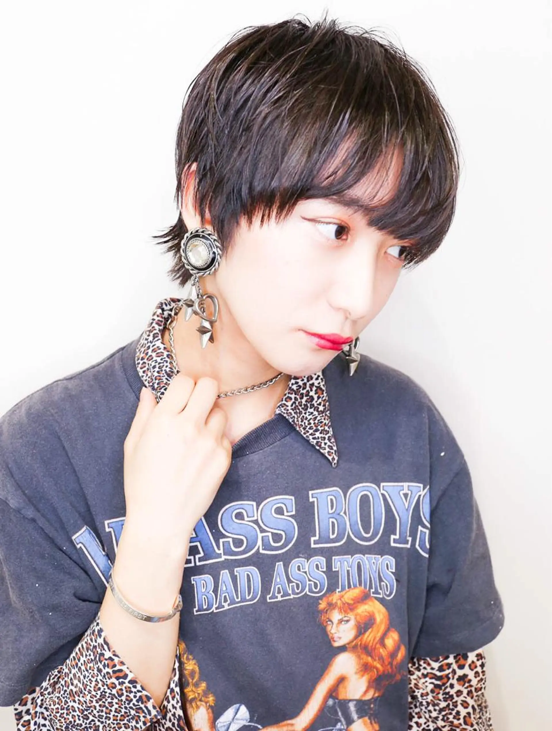 ショート カラー ウルフカット／吉村 桃子のヘアスタイル